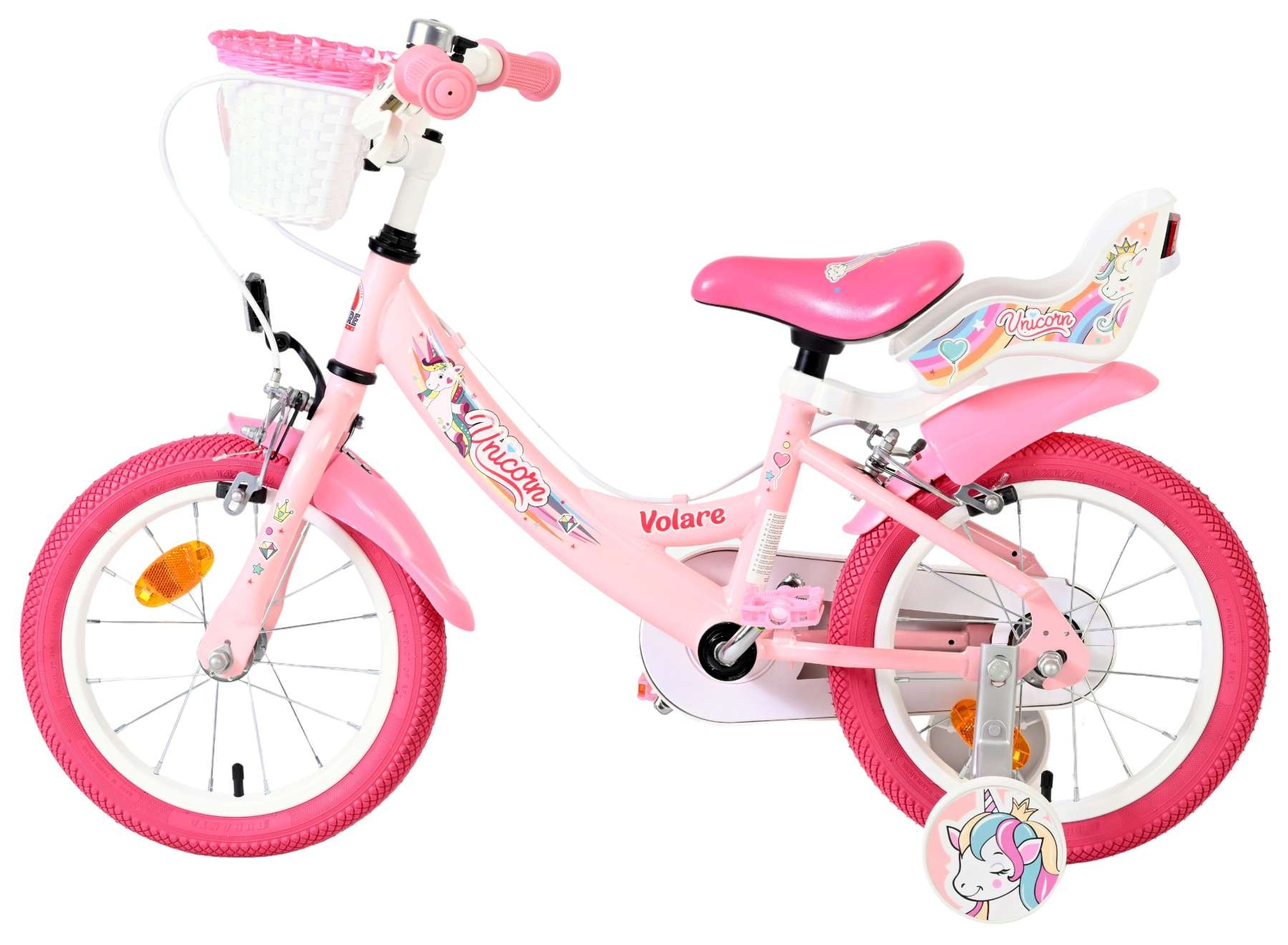 Ein rosafarbenes Kinderfahrrad mit Einhorn-Motiven, einem Korb und Stützrädern.