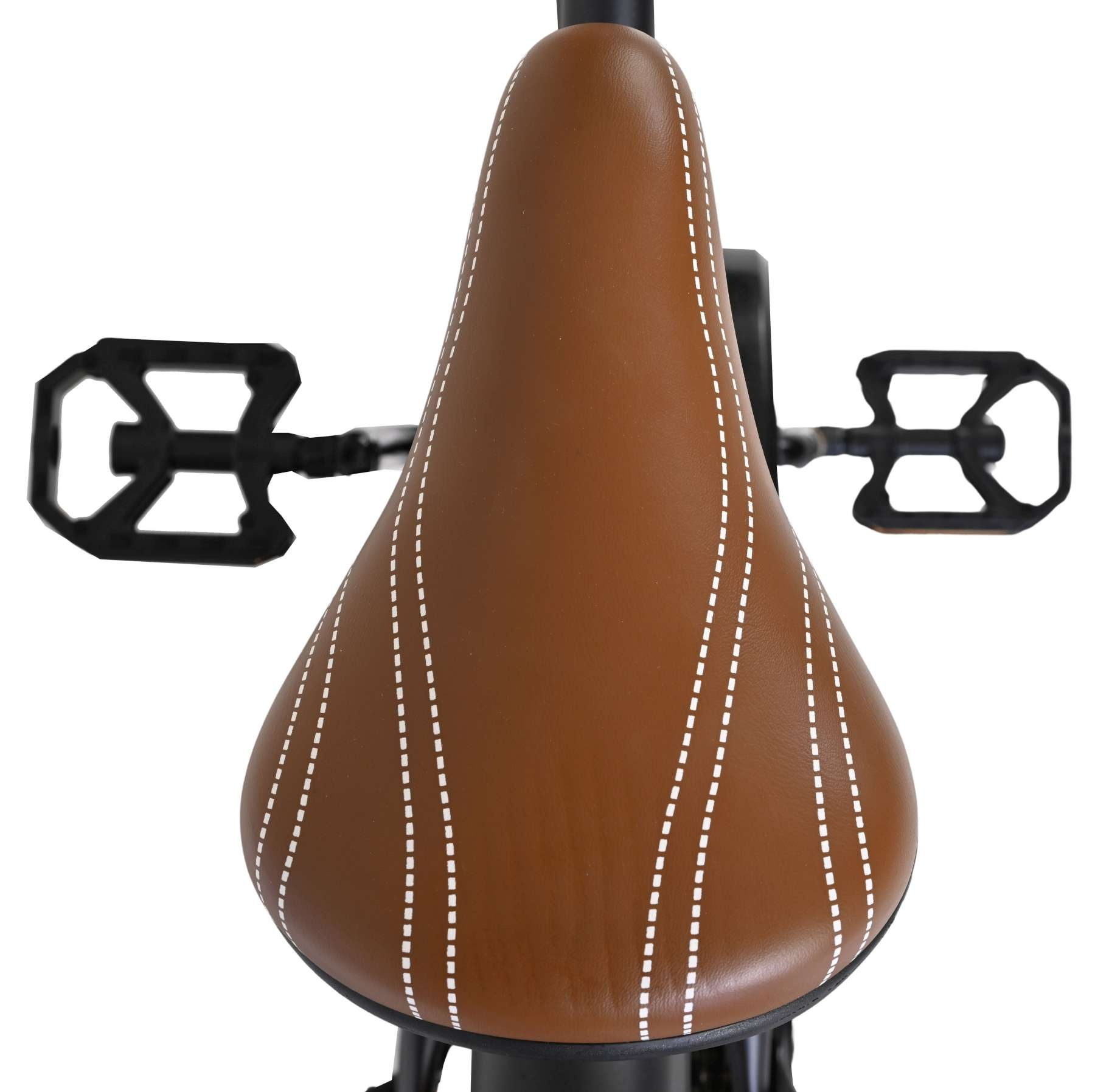 Brauner Fahrradsattel mit weißen Nähten und schwarzen Pedalen.