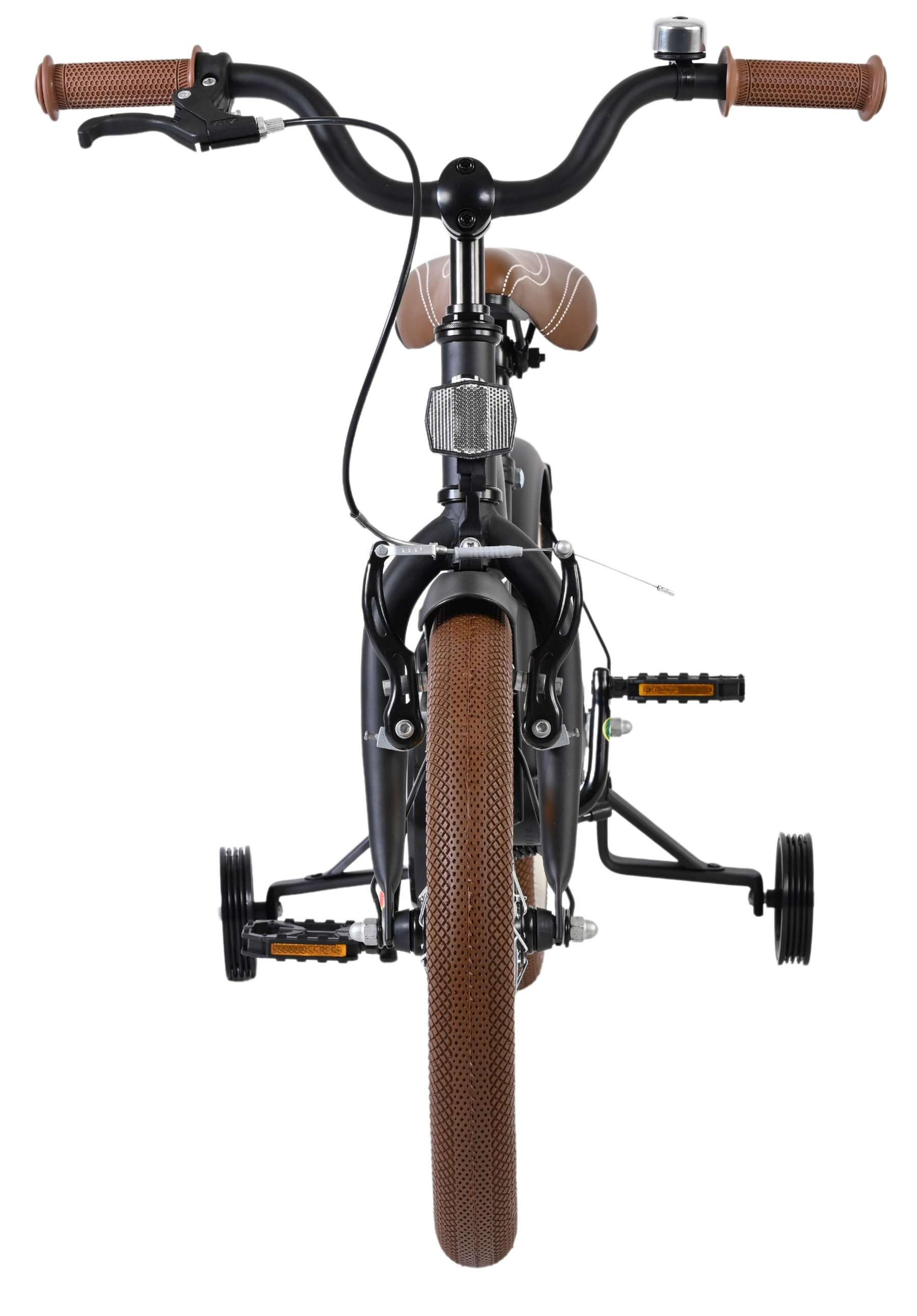 Ein schwarzes Kinderfahrrad mit braunen Reifen und Griffen, Stützrädern und Klingel.