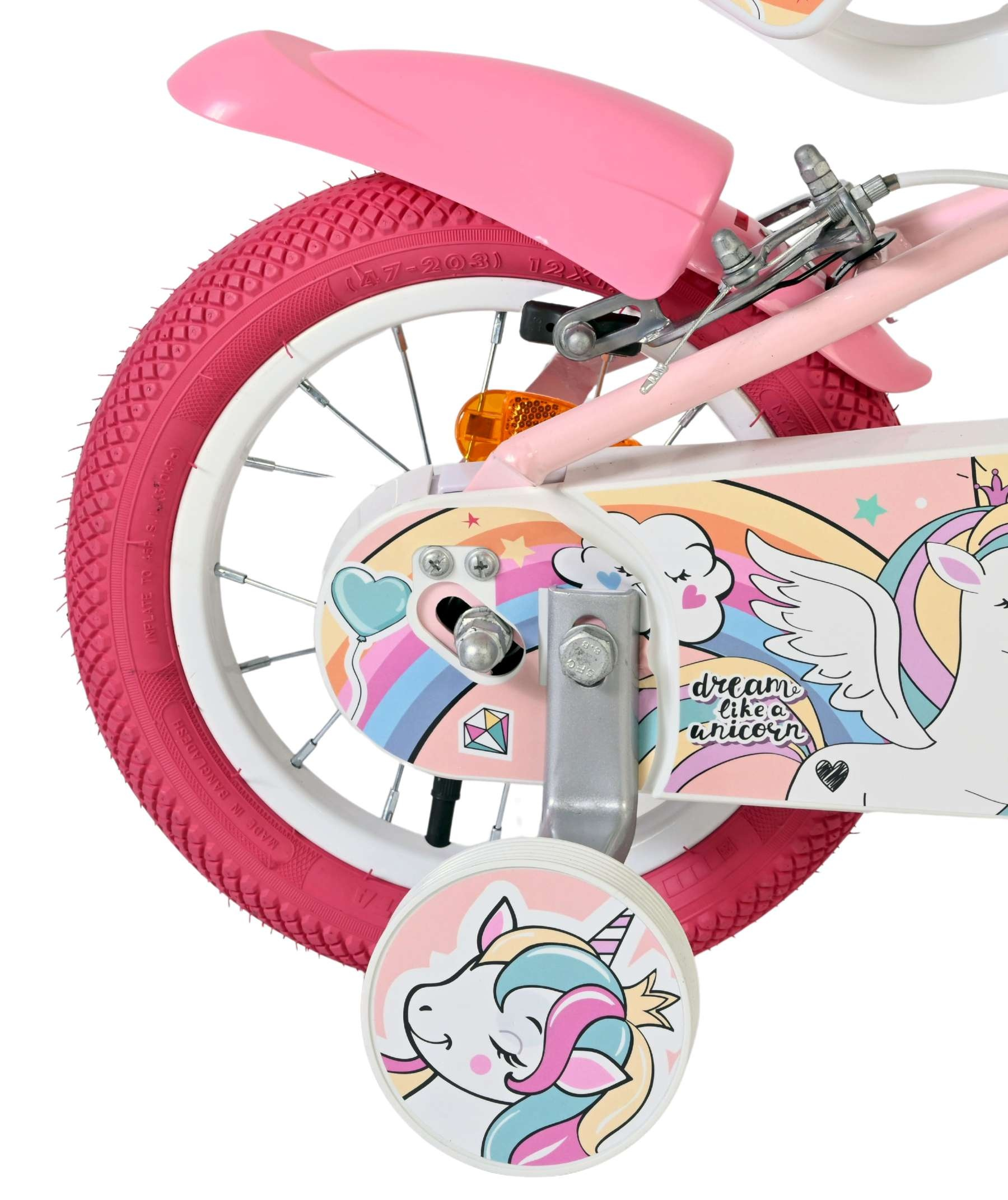 Ein rosafarbenes Fahrrad mit Einhorn-Aufklebern und Stützrädern.