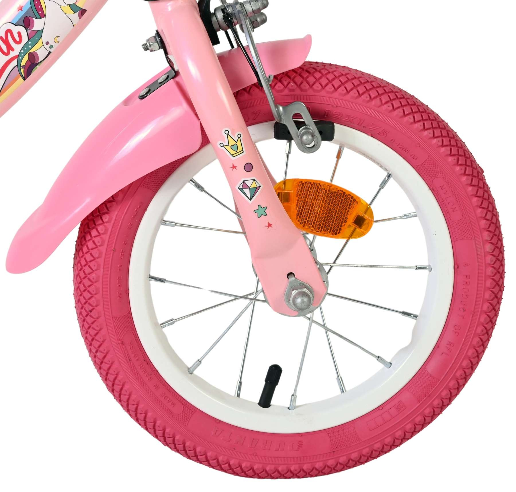 Nahaufnahme eines rosa Kinderfahrrads mit einem pinken Reifen und Aufklebern.