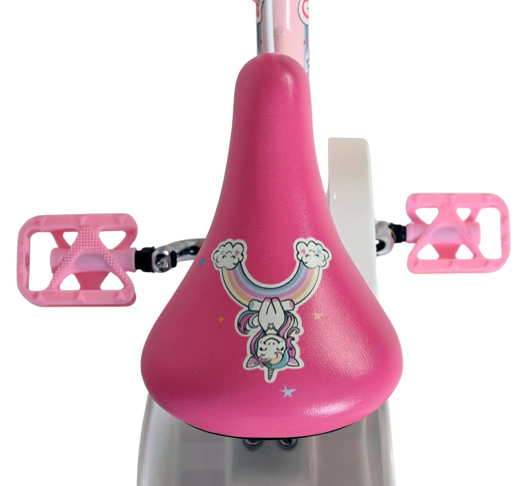 Rosa Fahrradsattel mit Einhorn-Aufkleber, Regenbogen und Wolken.