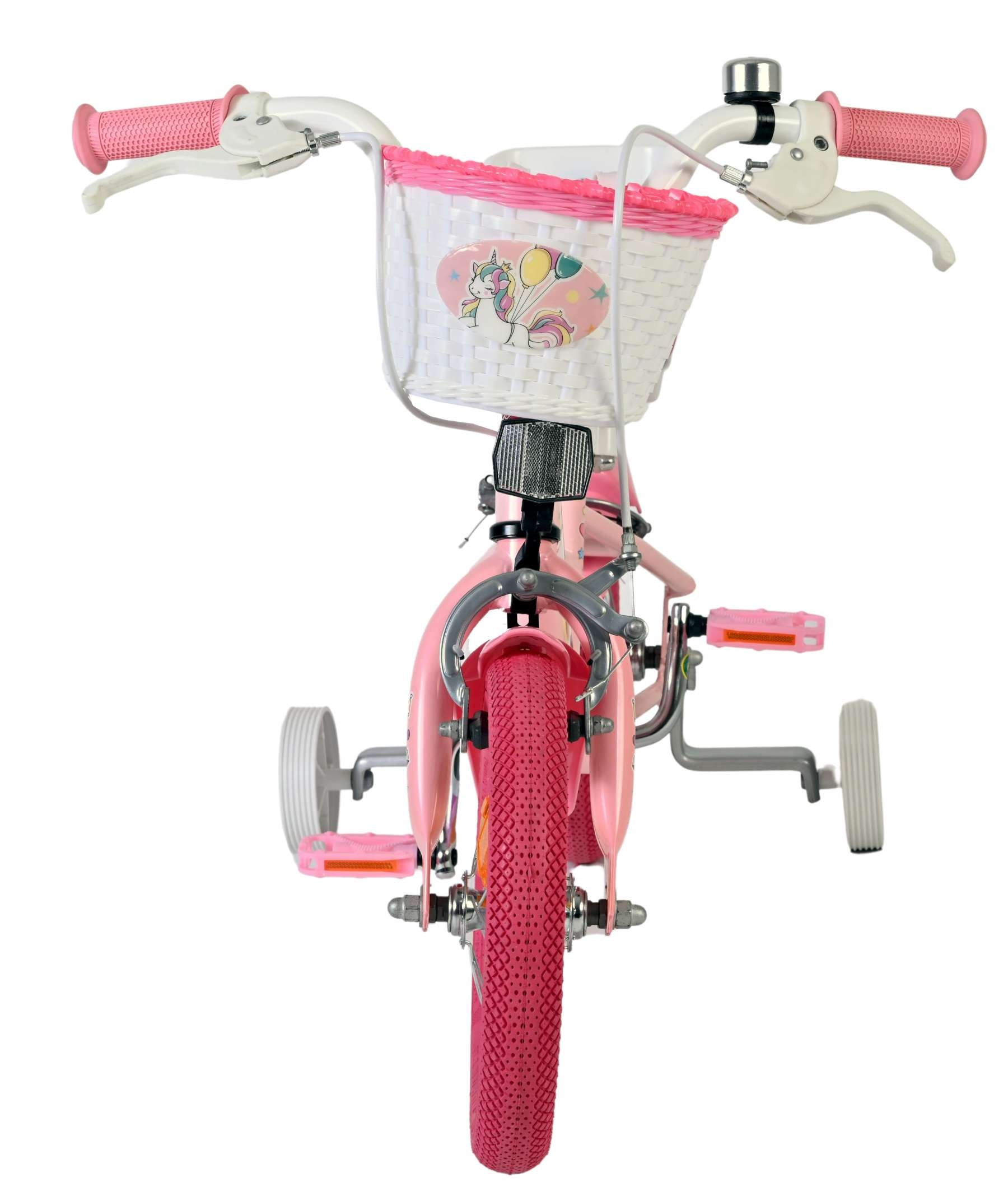 Ein rosa Kinderfahrrad mit Stützrädern, einem weißen Korb mit Einhorn-Aufkleber und pinken Griffen.