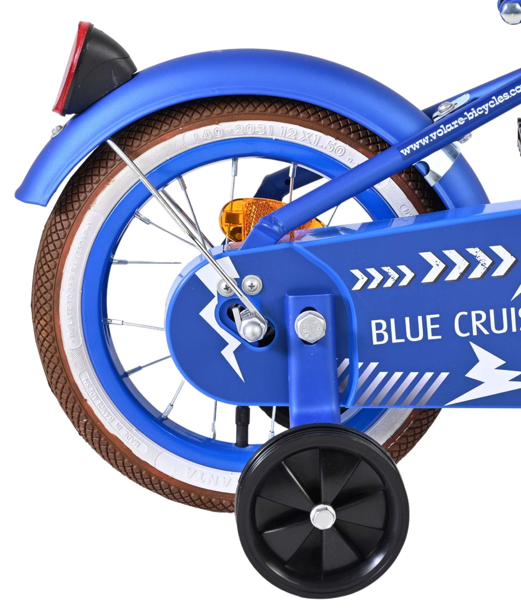 Nahaufnahme eines blauen Fahrrads mit Stützrad, Schutzblech und Rücklicht.
