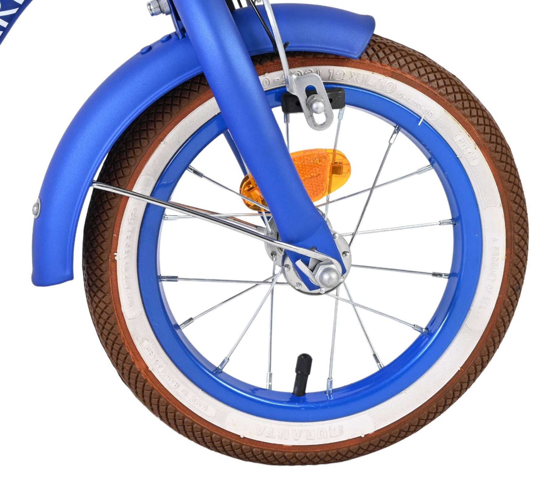 Blaues Fahrradrad mit braunem Reifen, weißer Seitenwand und Speichen.