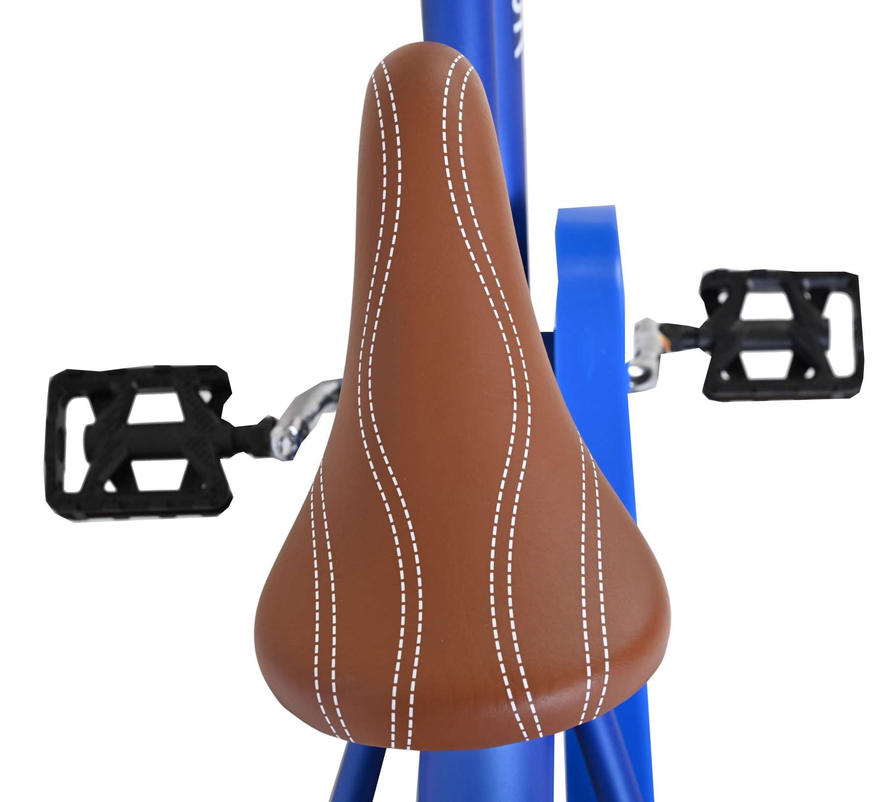 Ein brauner Fahrradsattel mit weißen Nähten auf einem blauen Rahmen.