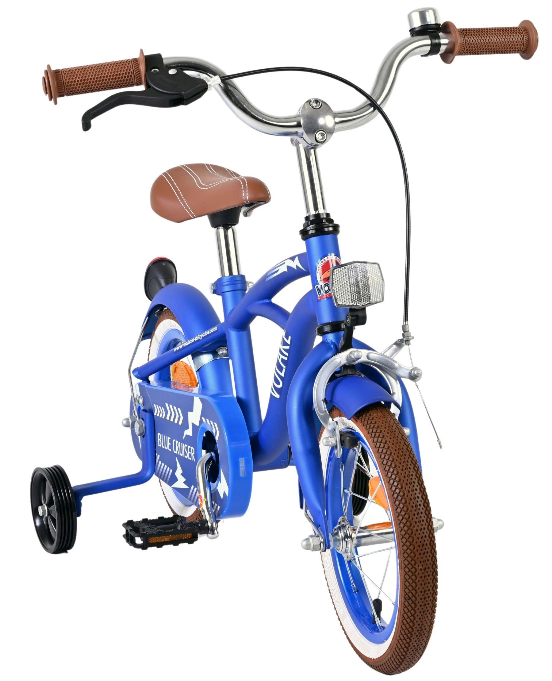 Blaues Kinderfahrrad mit braunen Griffen, Sattel und Reifen. Mit Stützrädern.