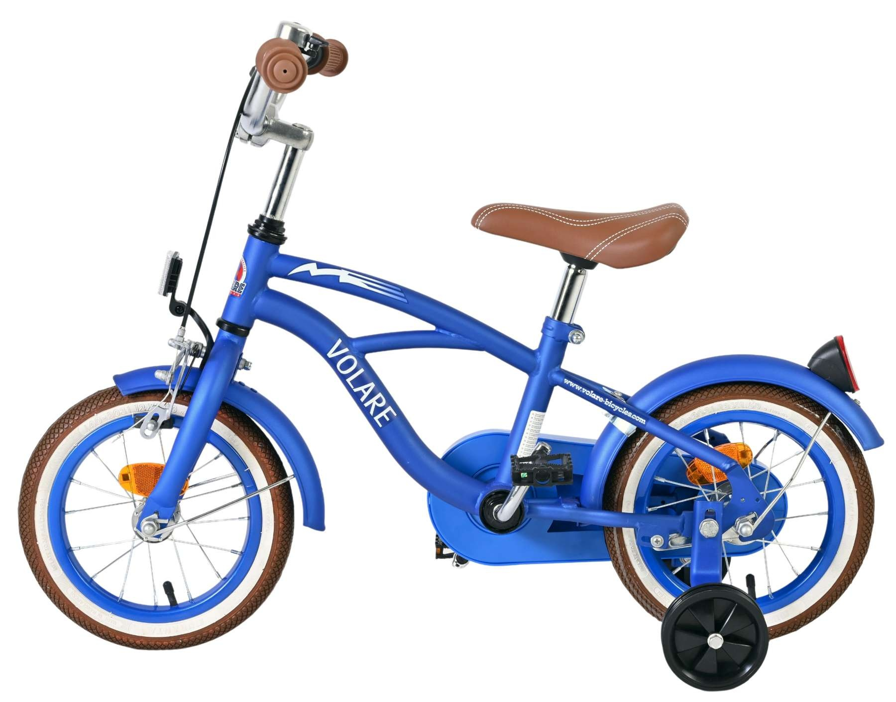 Ein blaues Kinderfahrrad mit braunem Sattel, Stützrädern und weißen Felgen.