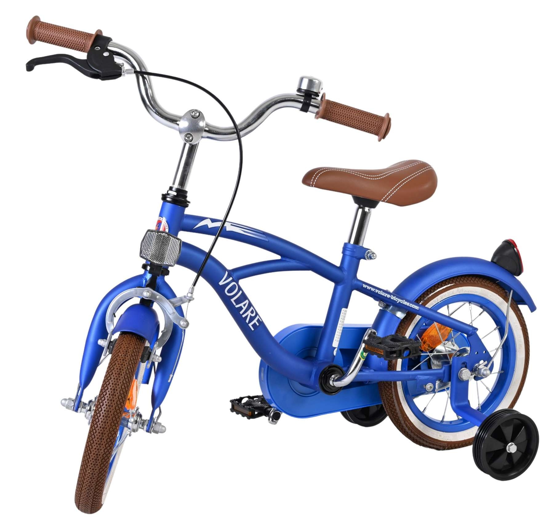 Ein blaues Kinderfahrrad mit Stützrädern, braunem Sattel und Griffen.