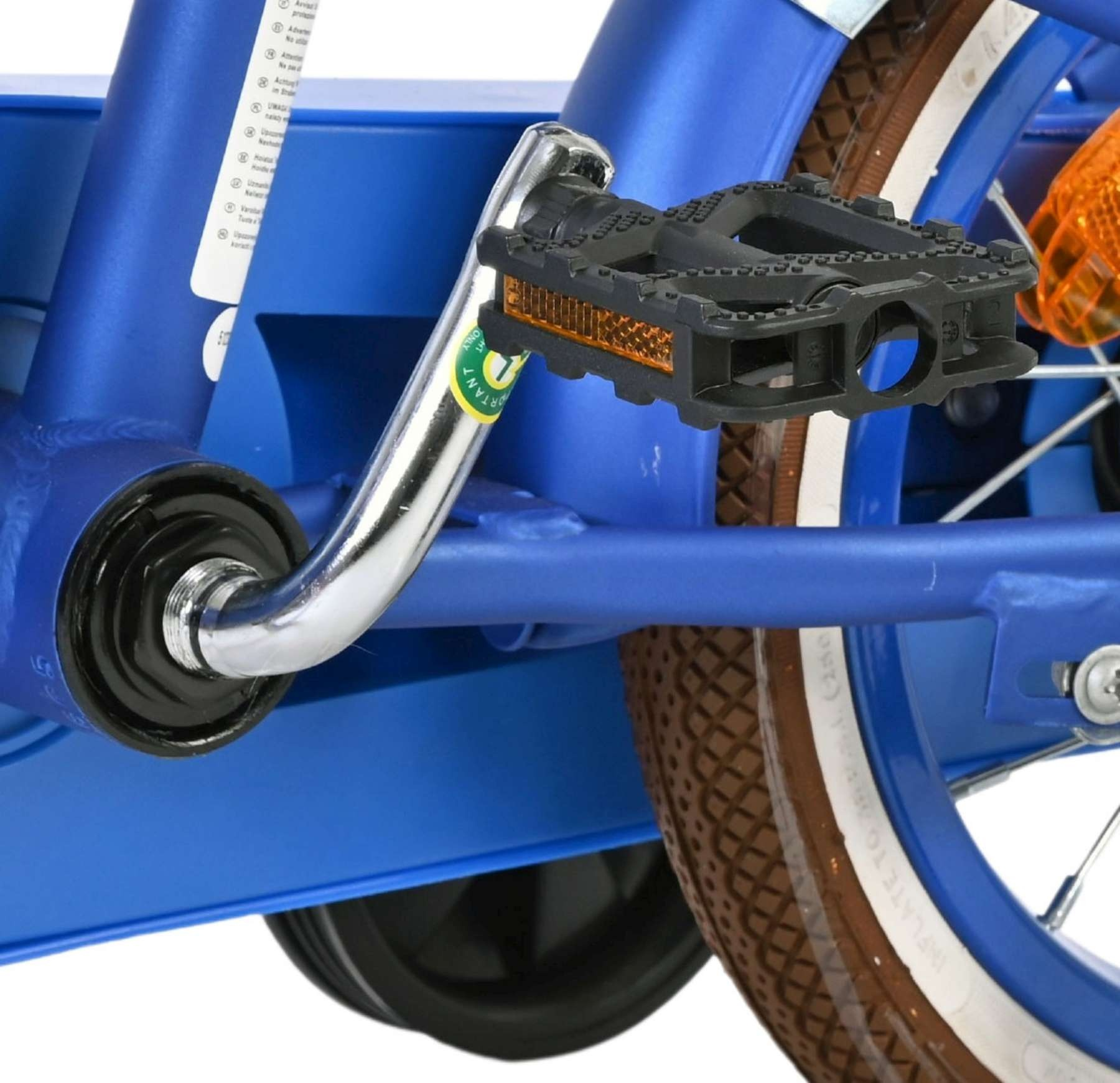 Nahaufnahme eines blauen Fahrradrahmens mit schwarzem Pedal und braunem Reifen.