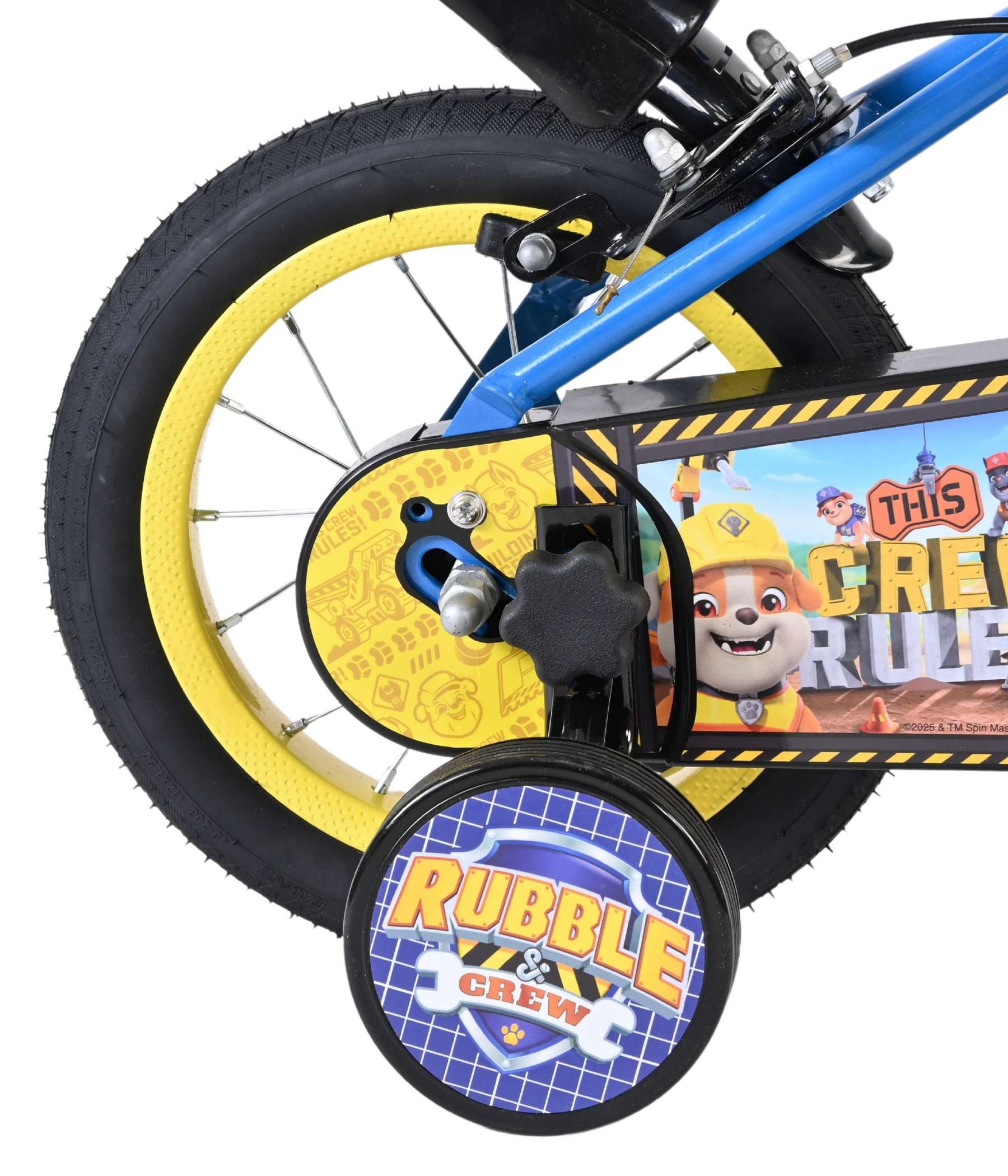 Detailansicht eines blauen Kinderfahrrads mit Stützrädern und Paw Patrol-Aufdruck.