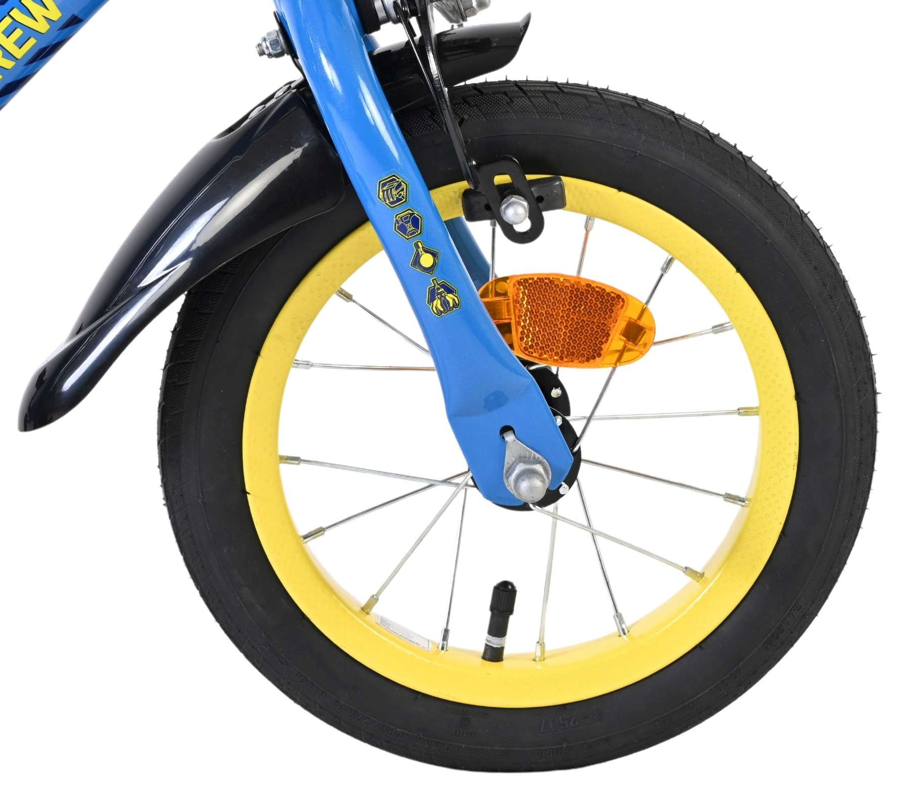 Blauer Fahrradrahmen mit gelbem Rad, schwarzem Schutzblech und Reflektor.