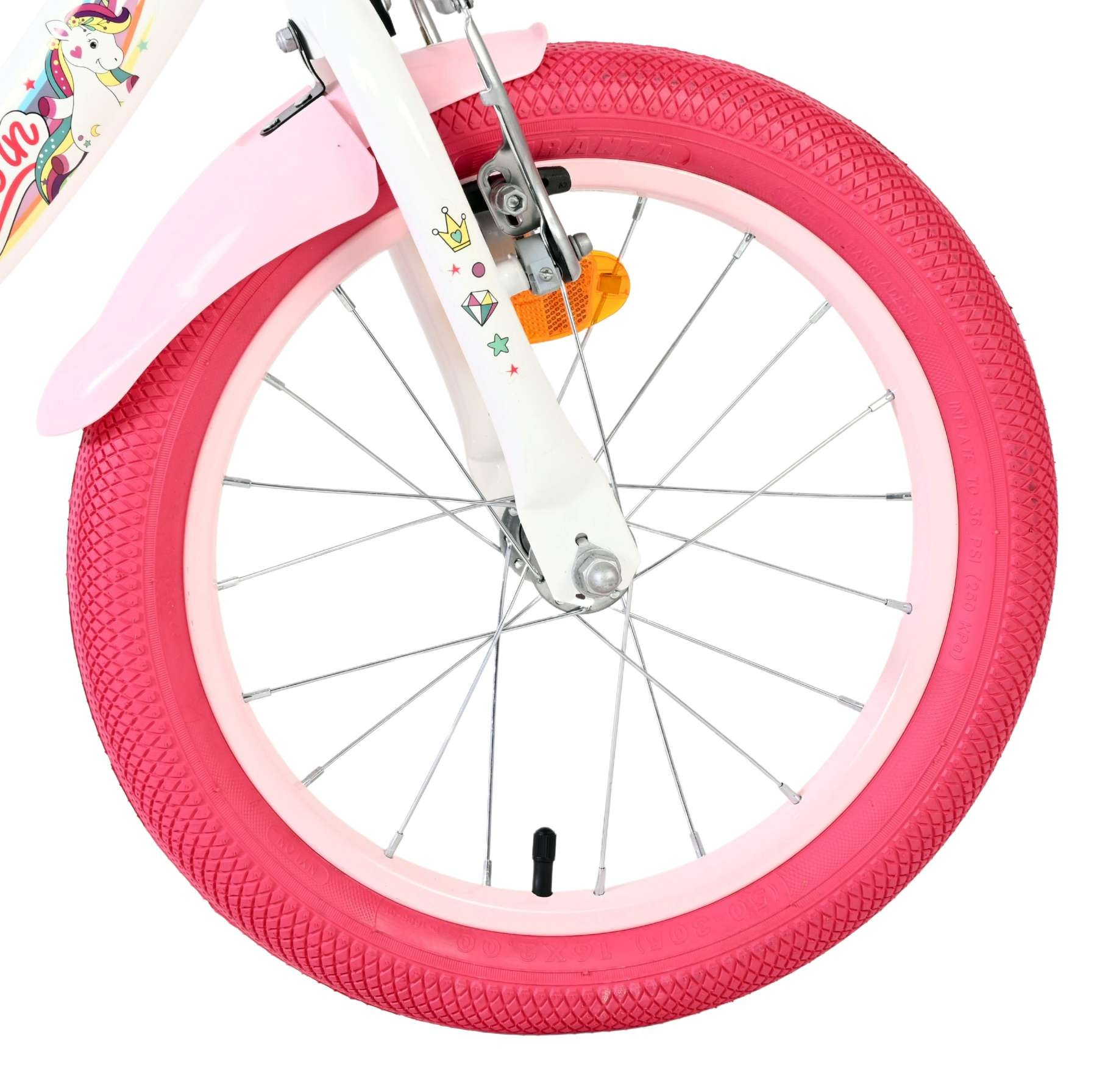 Nahaufnahme eines Kinderfahrradrads mit pinkem Reifen, weißem Rahmen und Einhorn-Aufkleber.