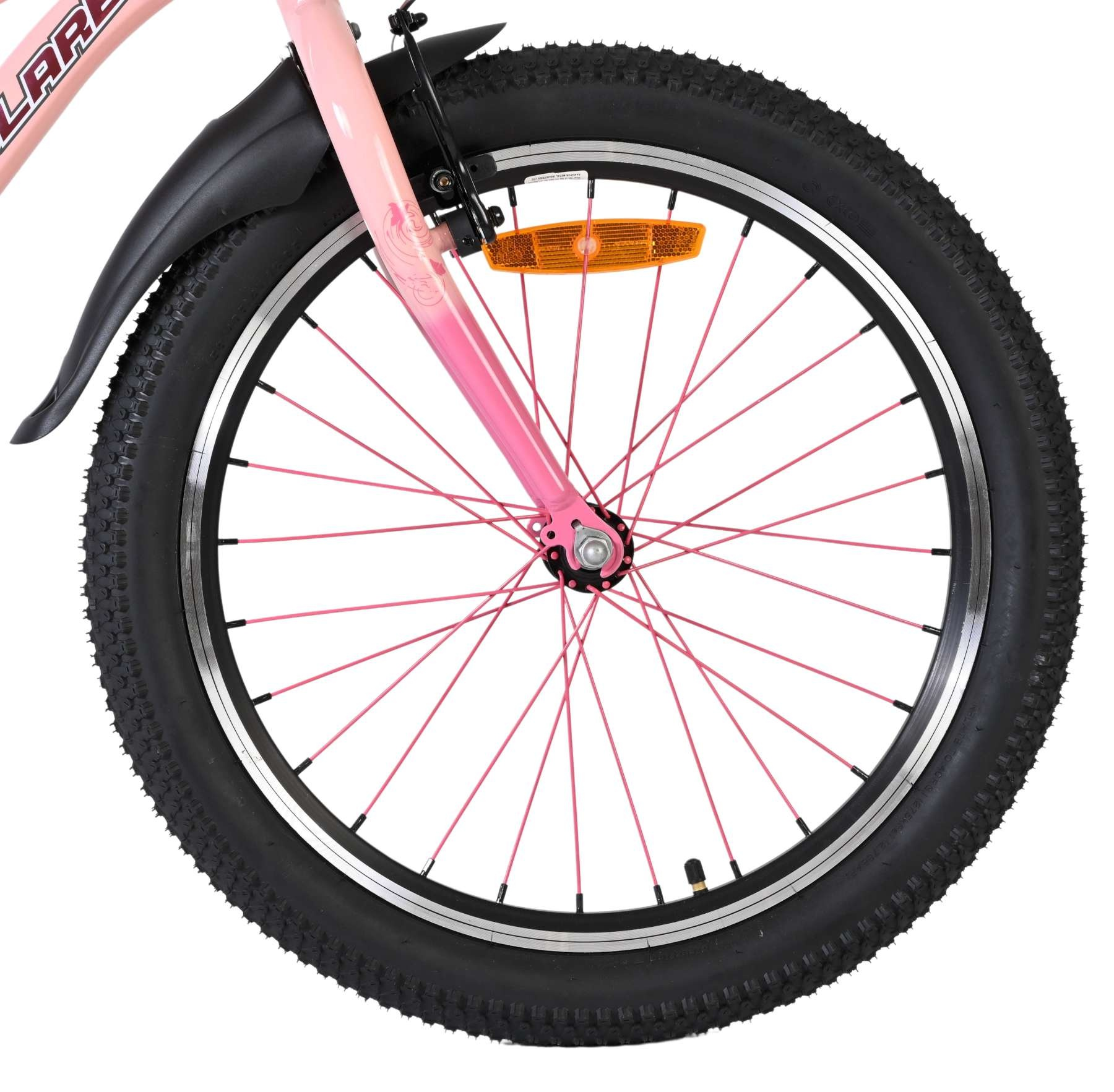 Ein rosafarbenes Fahrradrad mit schwarzem Reifen, rosa Speichen und einem orangen Reflektor.