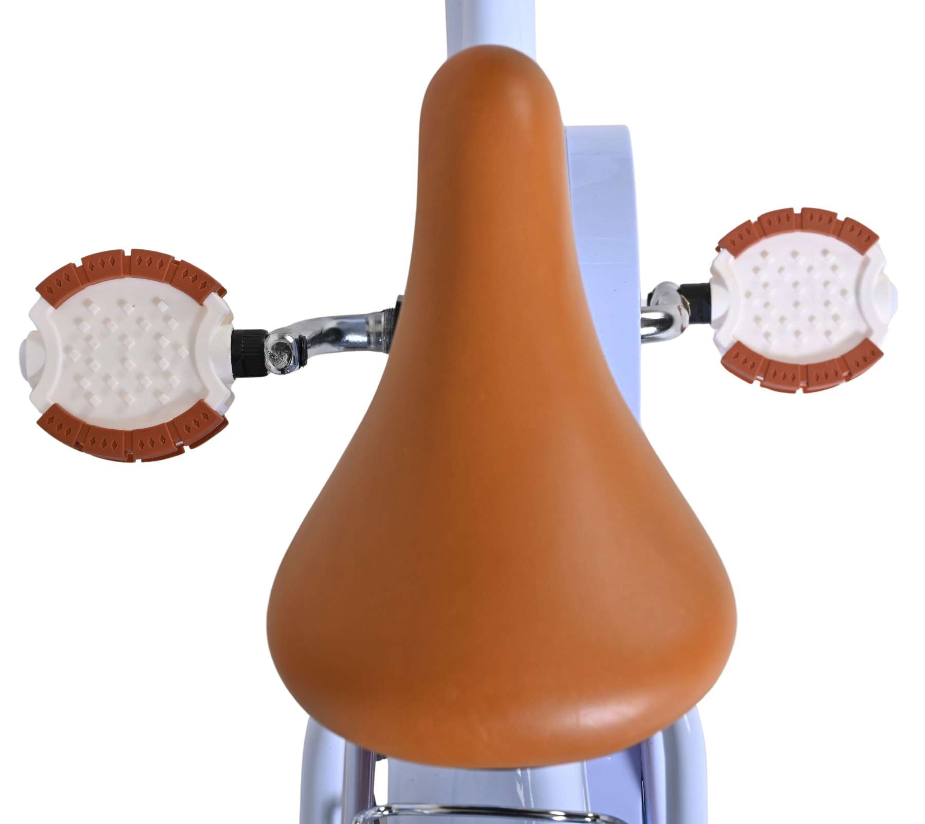 Ein brauner Fahrradsattel mit weißen und braunen Pedalen. Weißer Hintergrund.