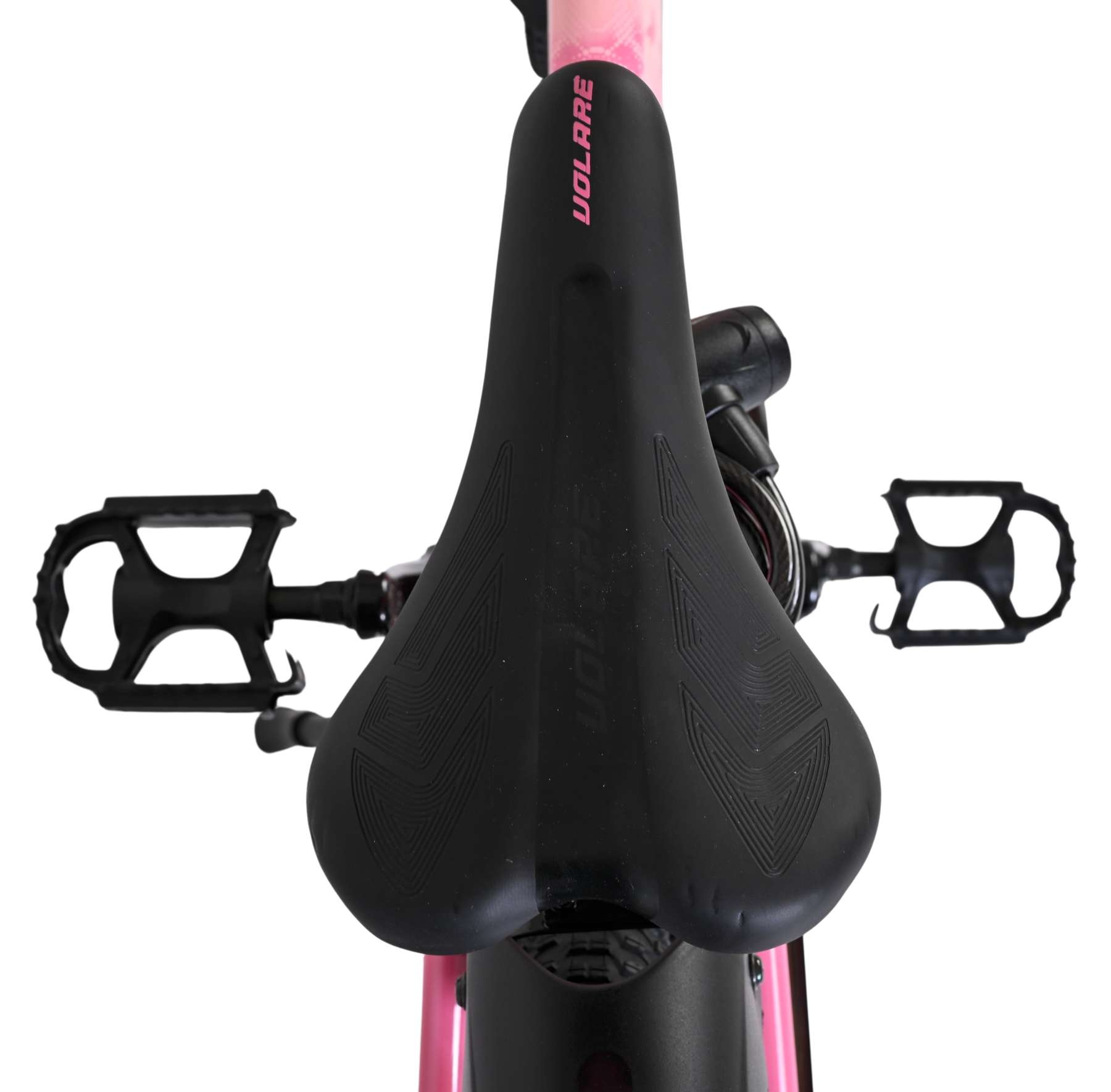 Nahaufnahme eines rosa Fahrradsattels mit schwarzen Pedalen und Schriftzug.