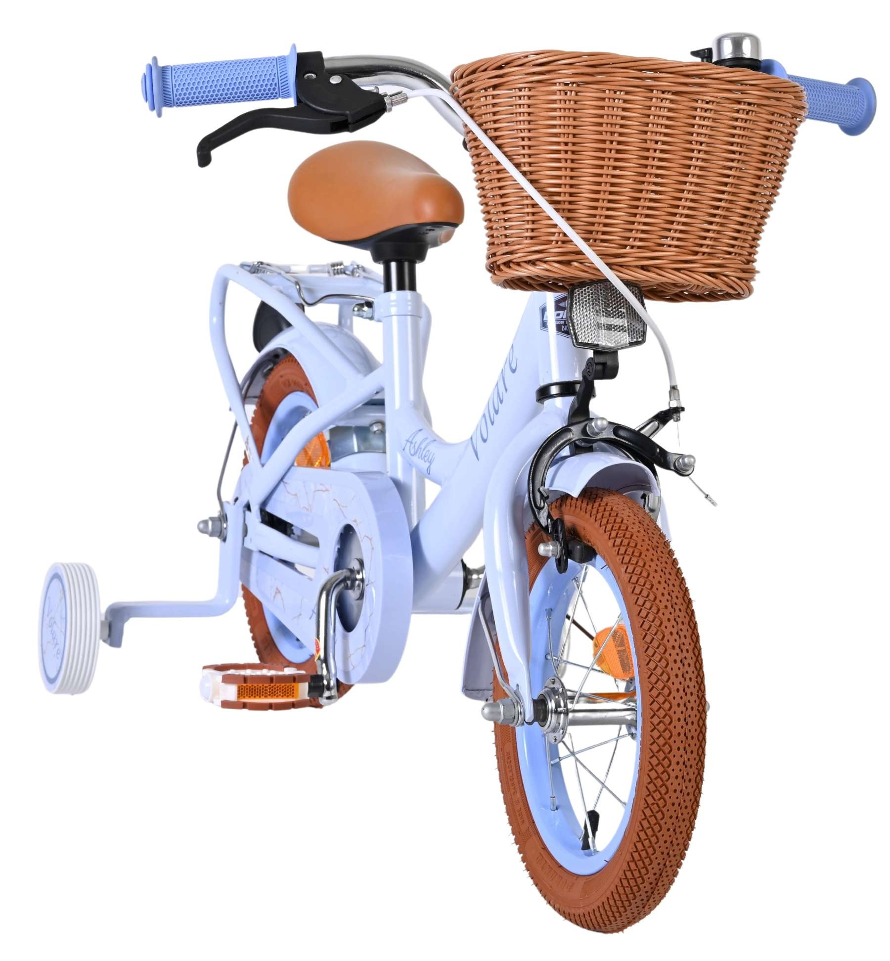 Helles Kinderfahrrad mit braunem Korb, braunem Sattel und Stützrädern.