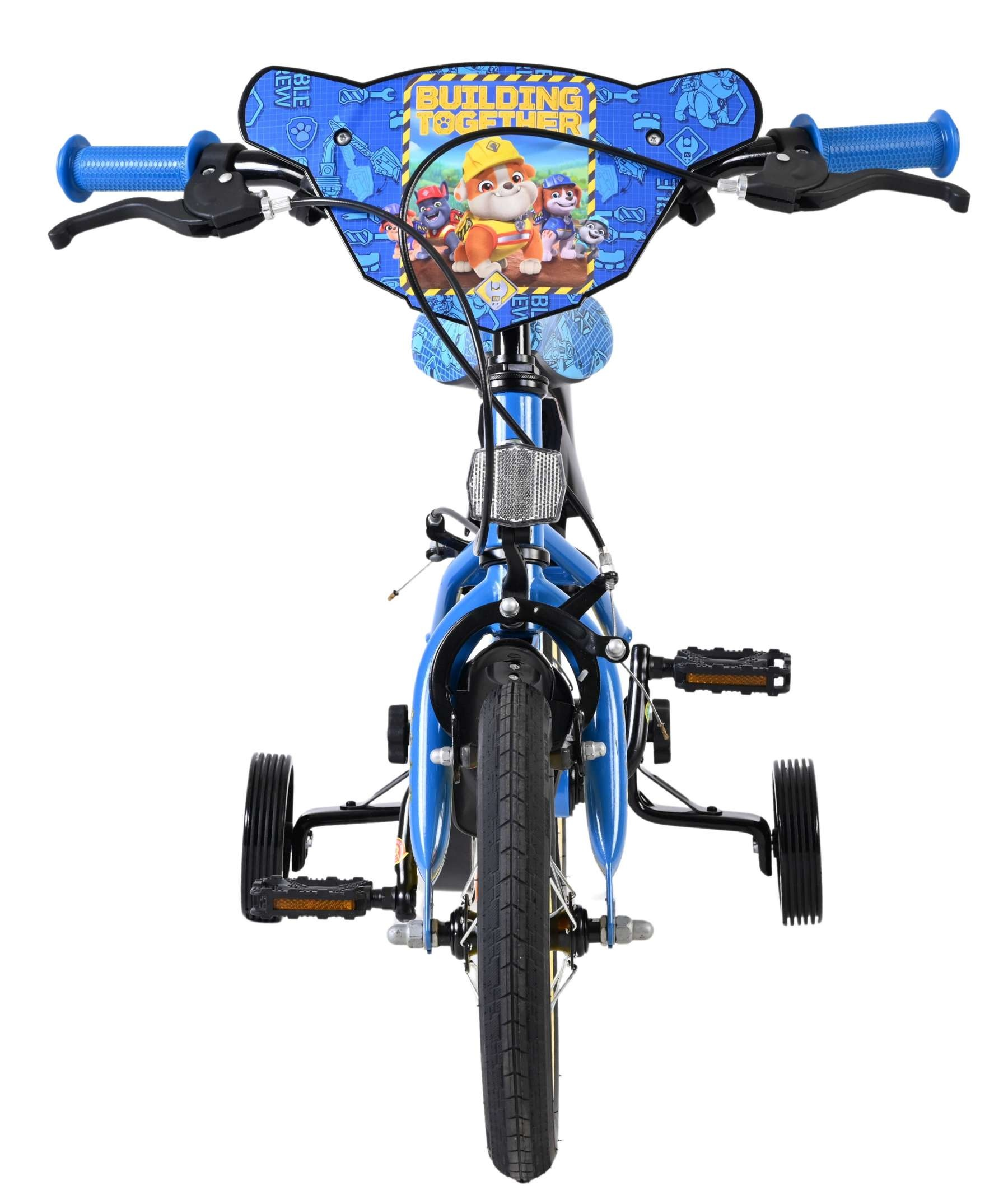 Blaues Kinderfahrrad mit Stützrädern und Paw Patrol-Motiv auf dem Lenker.