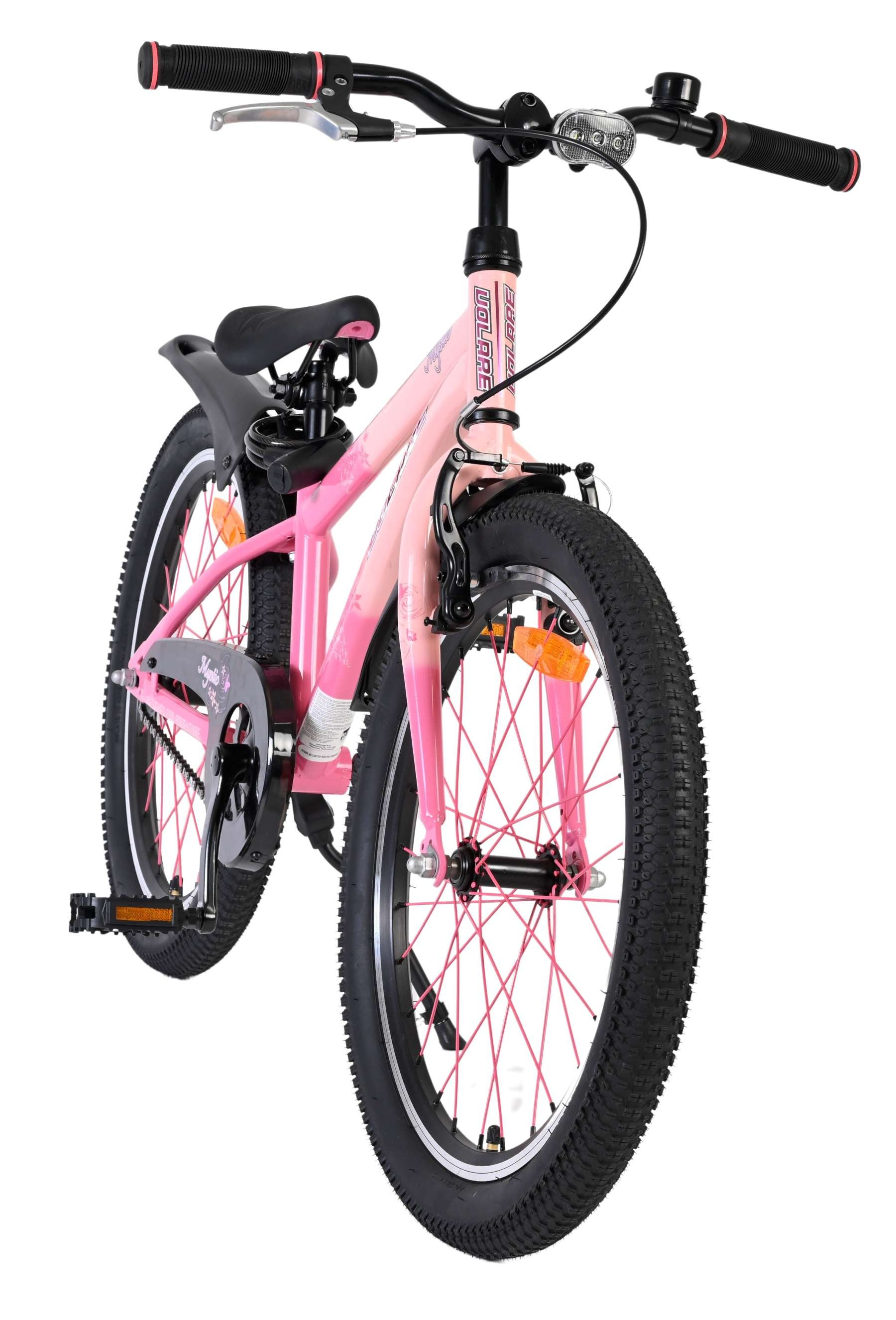 Ein pinkes Kinderfahrrad mit schwarzen Reifen und Felgen.
