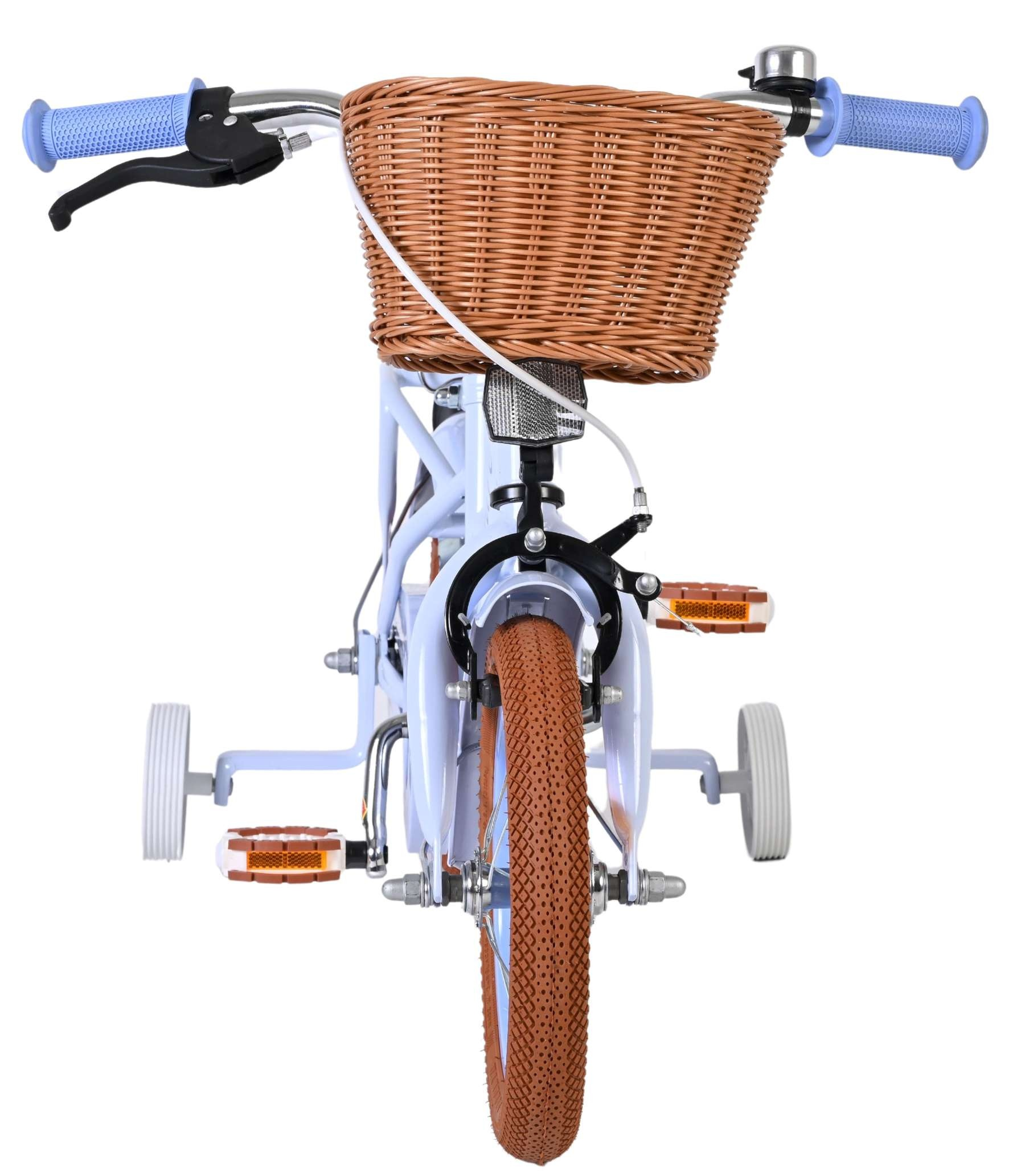Ein hellblaues Kinderfahrrad mit braunem Korb und Stützrädern.