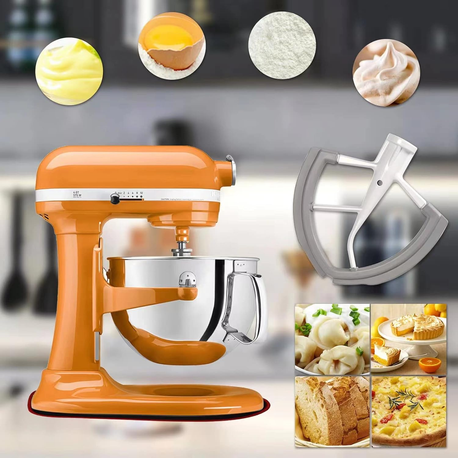 Ein orangefarbener Küchenmixer mit Schüssel, Zubehör und Speisen wie Teigtaschen, Kuchen und Brot.