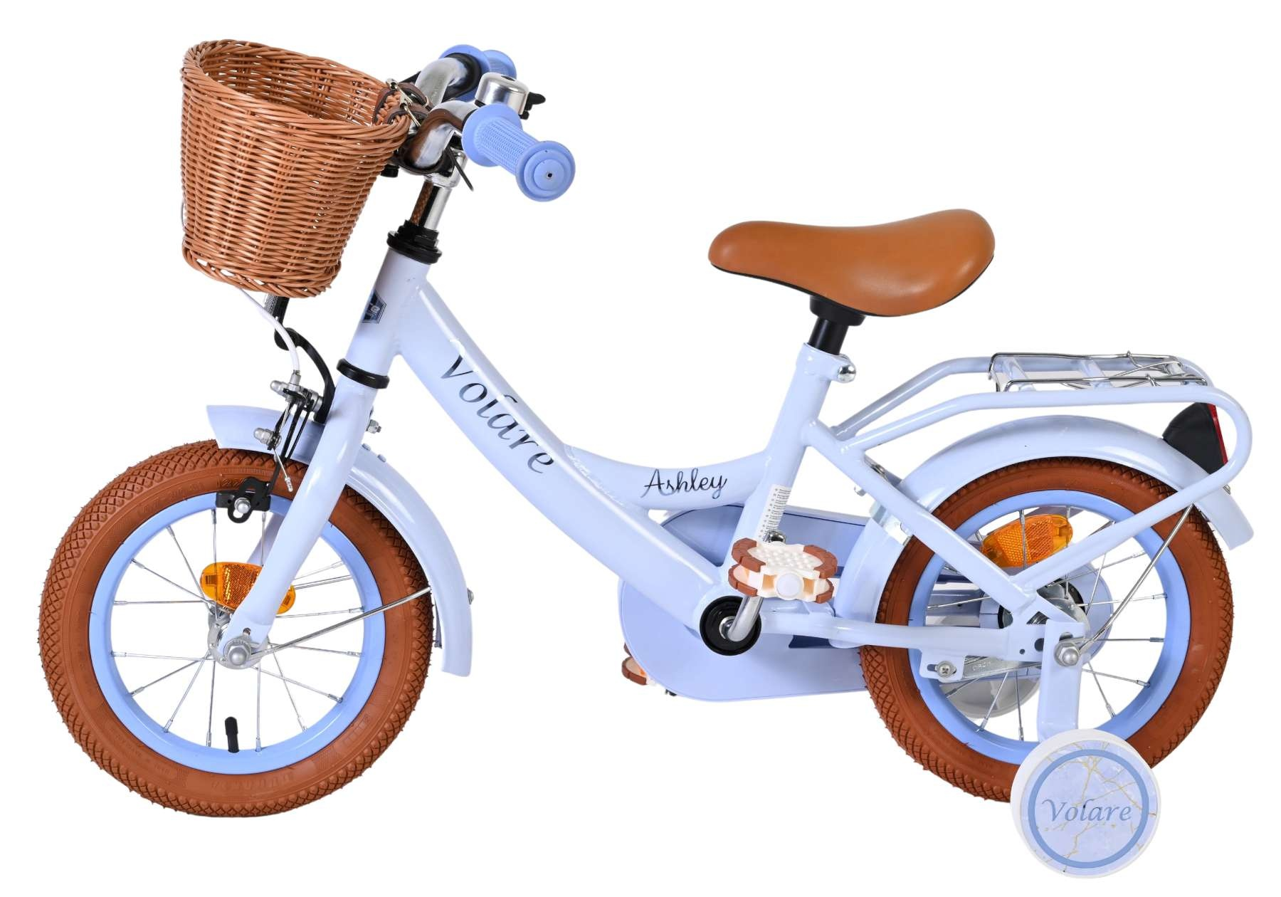 Ein hellblaues Kinderfahrrad mit braunen Reifen und Korb.