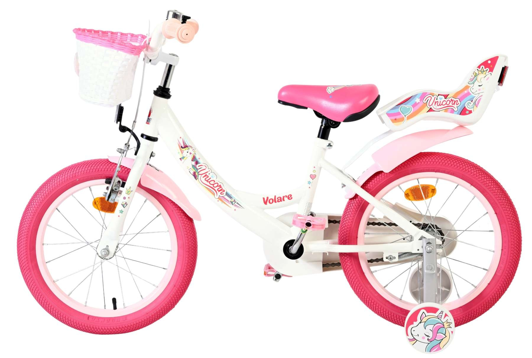 Ein weißes Kinderfahrrad mit rosa Rädern, Korb und Einhorn-Motiven.