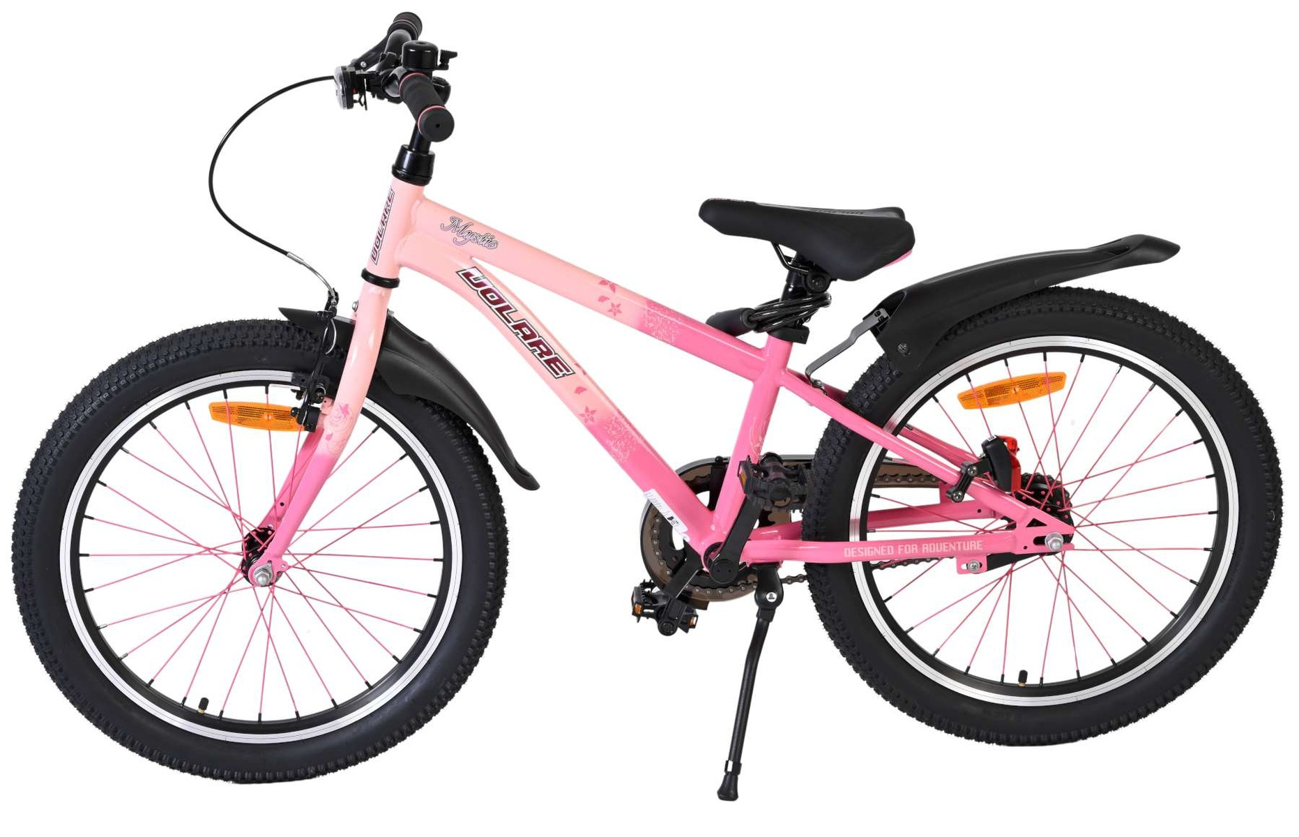 Ein pinkes Mädchenfahrrad mit schwarzen Reifen, Schutzblechen, Sattel und Lenker.