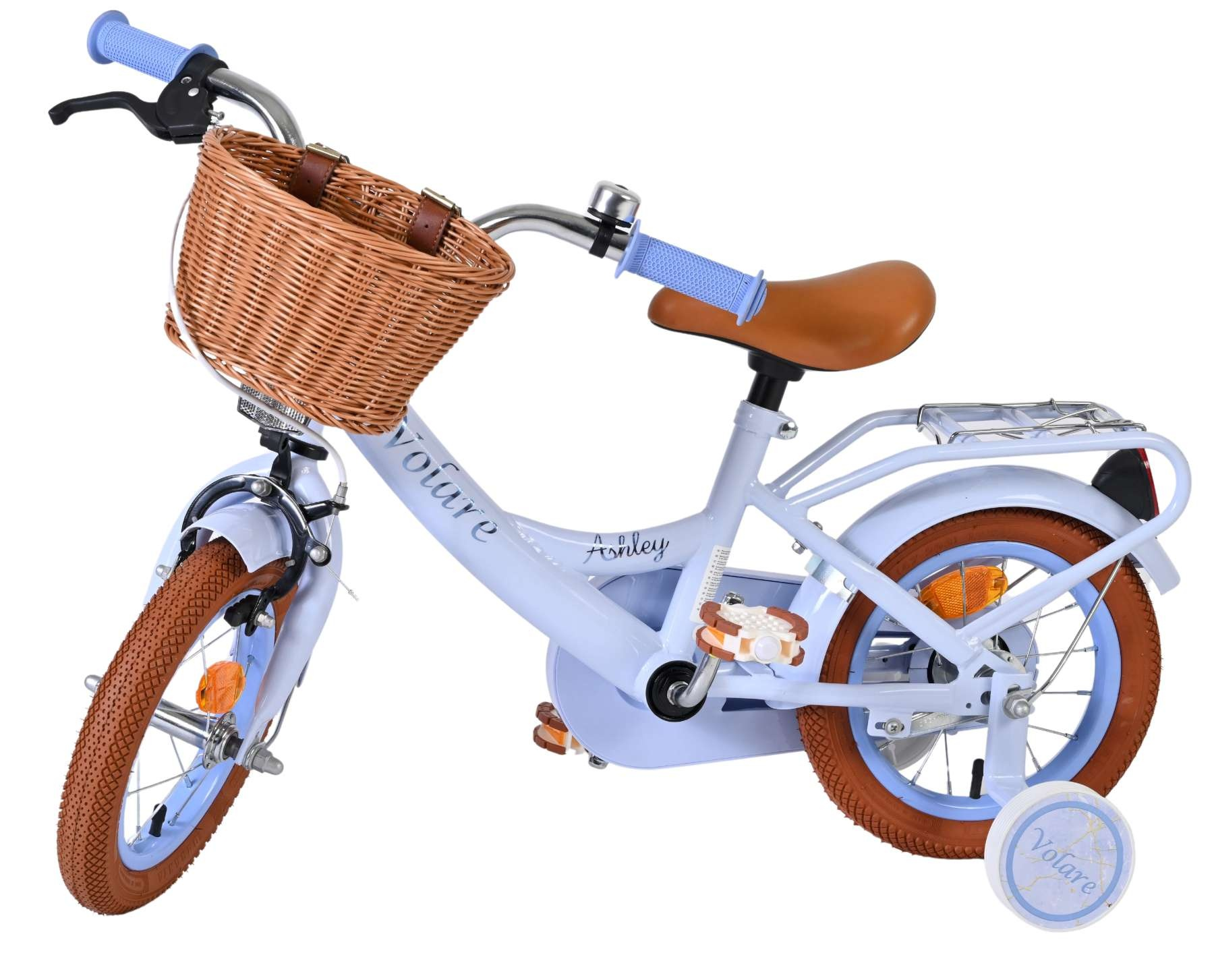 Ein hellblaues Kinderfahrrad mit braunem Korb, braunem Sattel und Stützrädern.