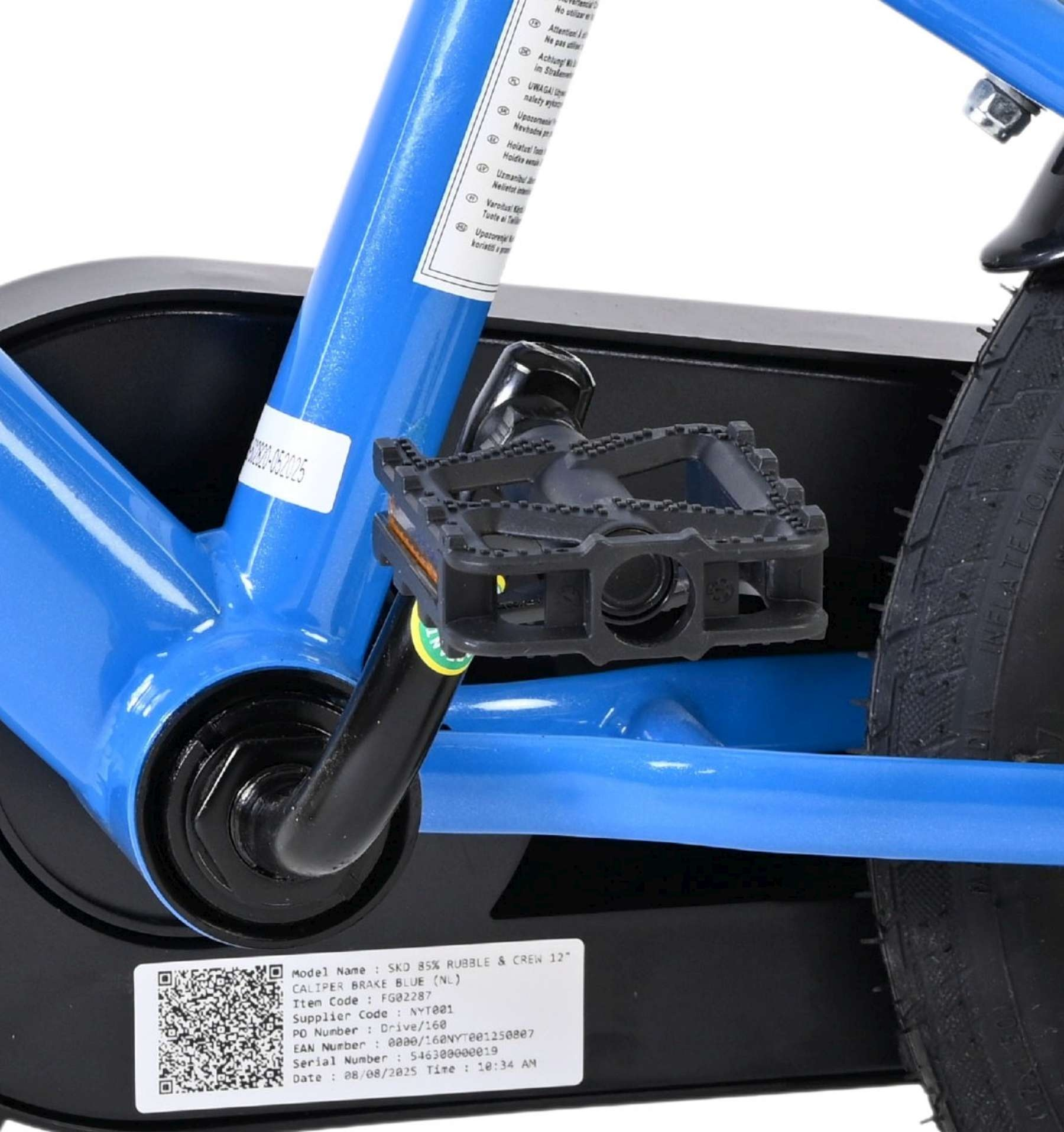 Blauer Fahrradrahmen mit schwarzem Pedal und Reifen. Etikett mit Details.