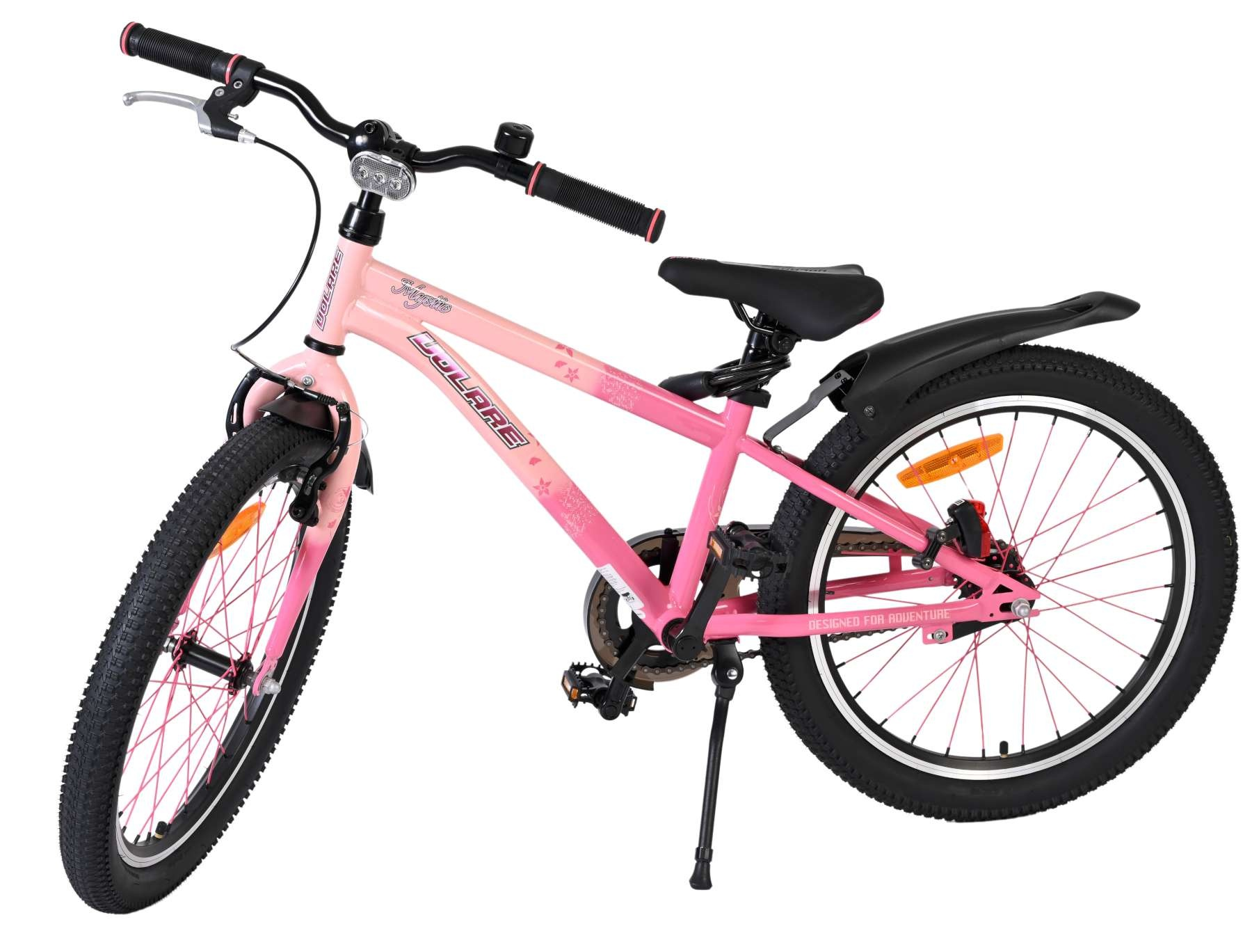 Ein pinkes Mädchenfahrrad mit schwarzen Reifen, Griffen und Sattel.