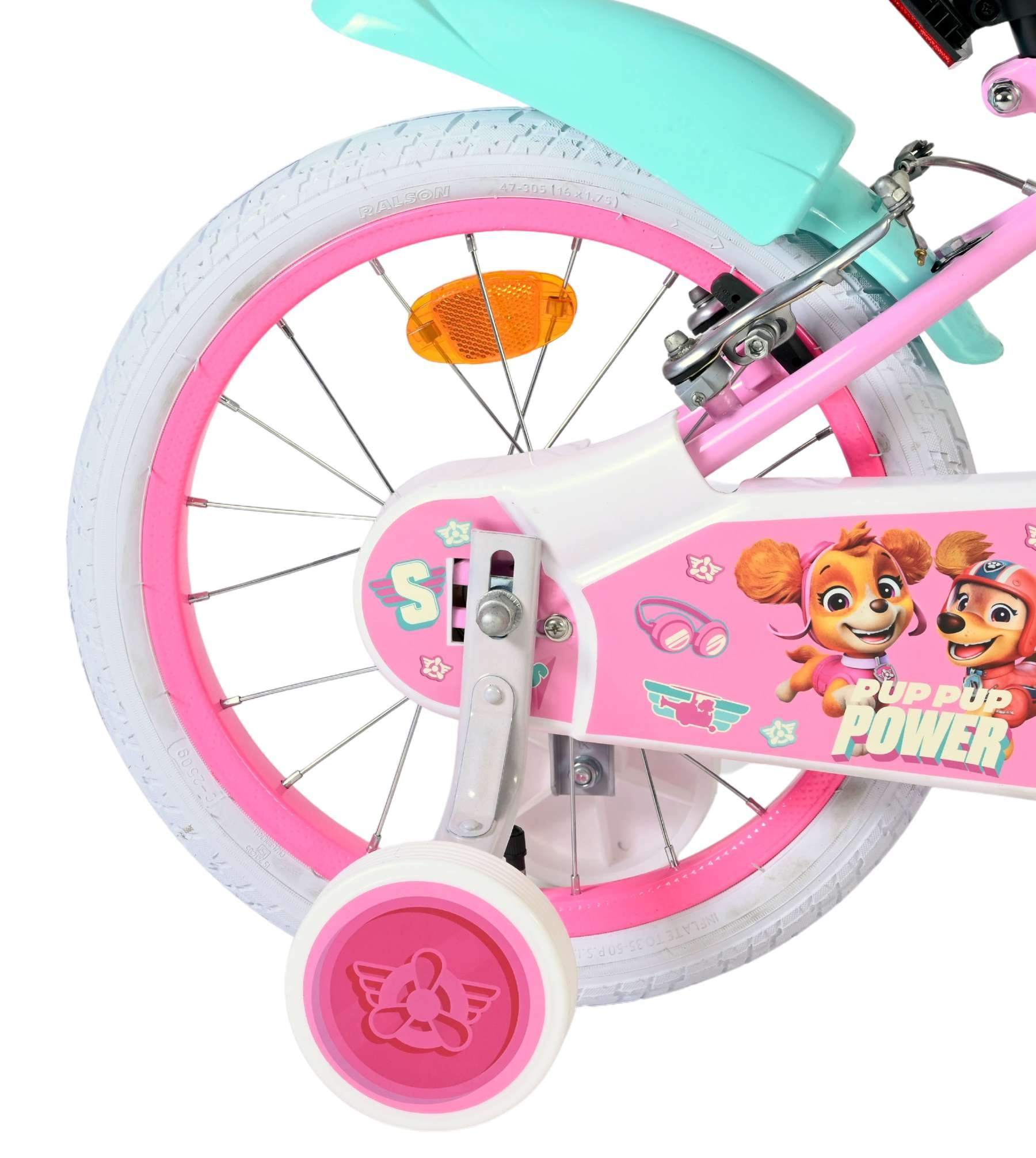 Ein rosa Kinderfahrrad mit Paw Patrol-Motiv, Stützrädern und Schutzblech.