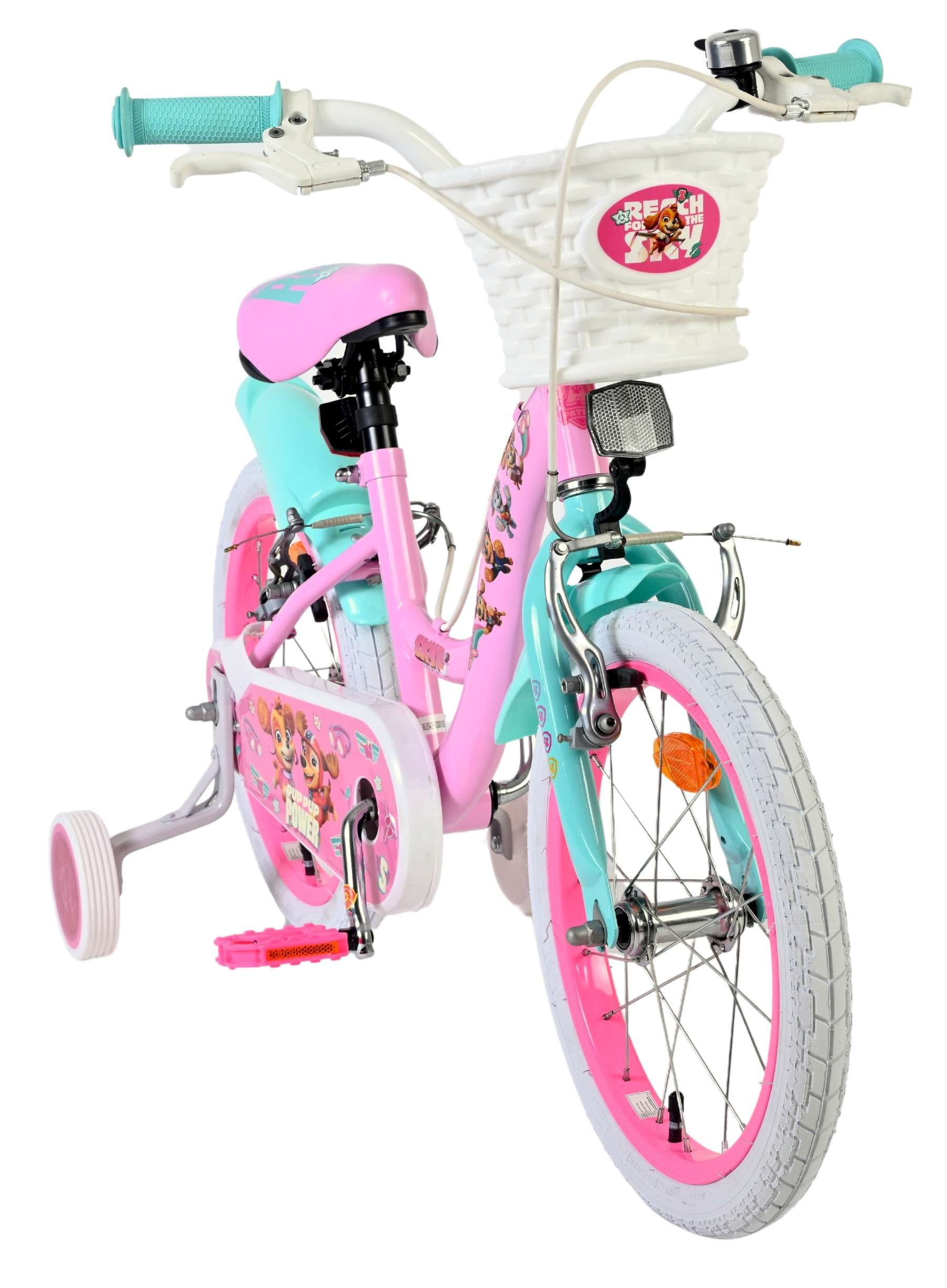 Ein rosa und türkisfarbenes Kinderfahrrad mit Stützrädern und einem Korb.