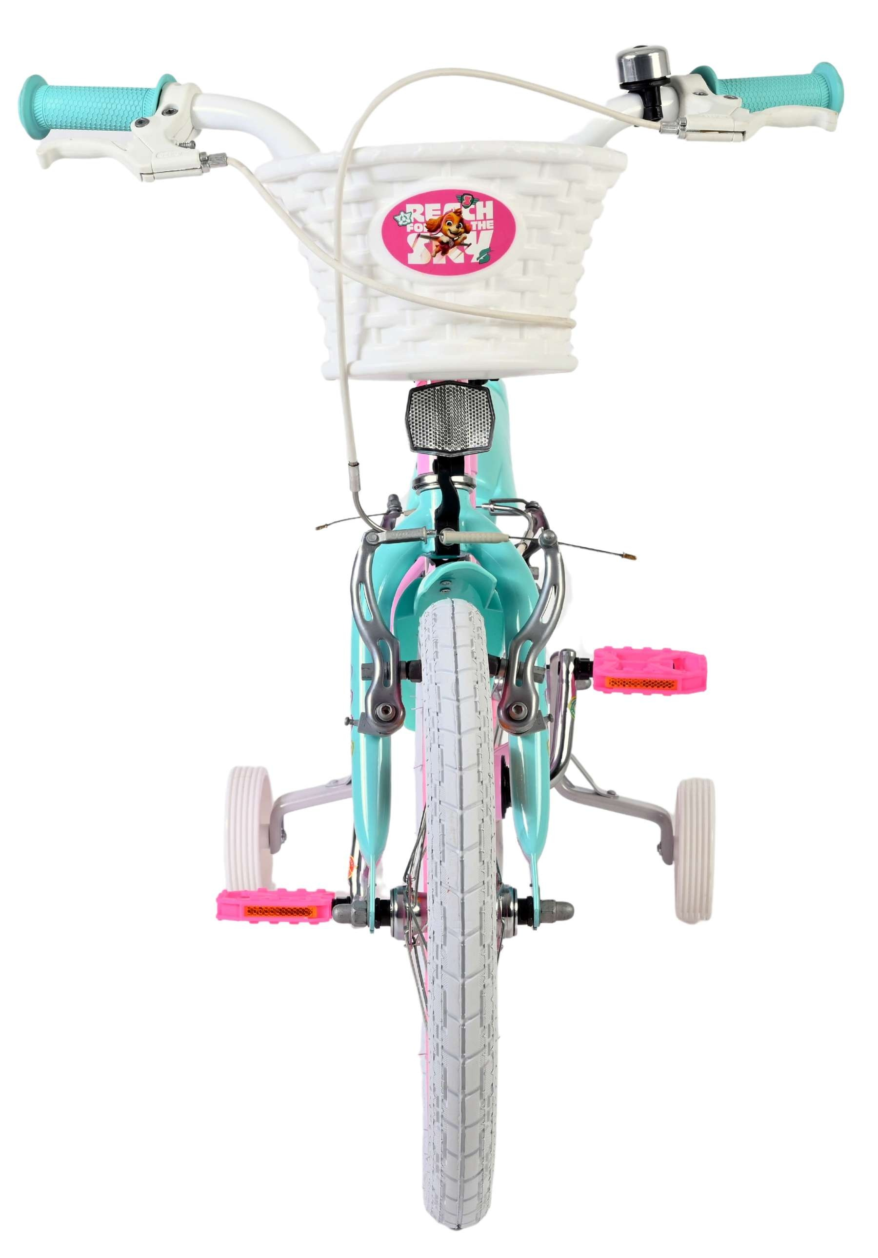 Ein türkisfarbenes Kinderfahrrad mit weißem Korb und rosa Pedalen.