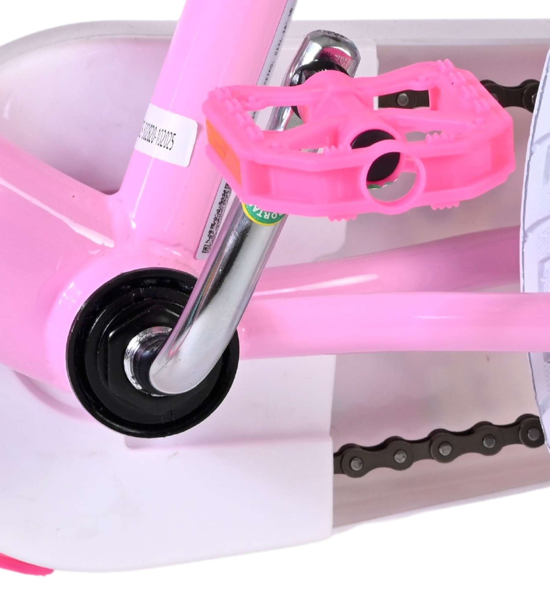 Naheinstellung des rosa Fahrradpedals, der Kette und des Rahmens.