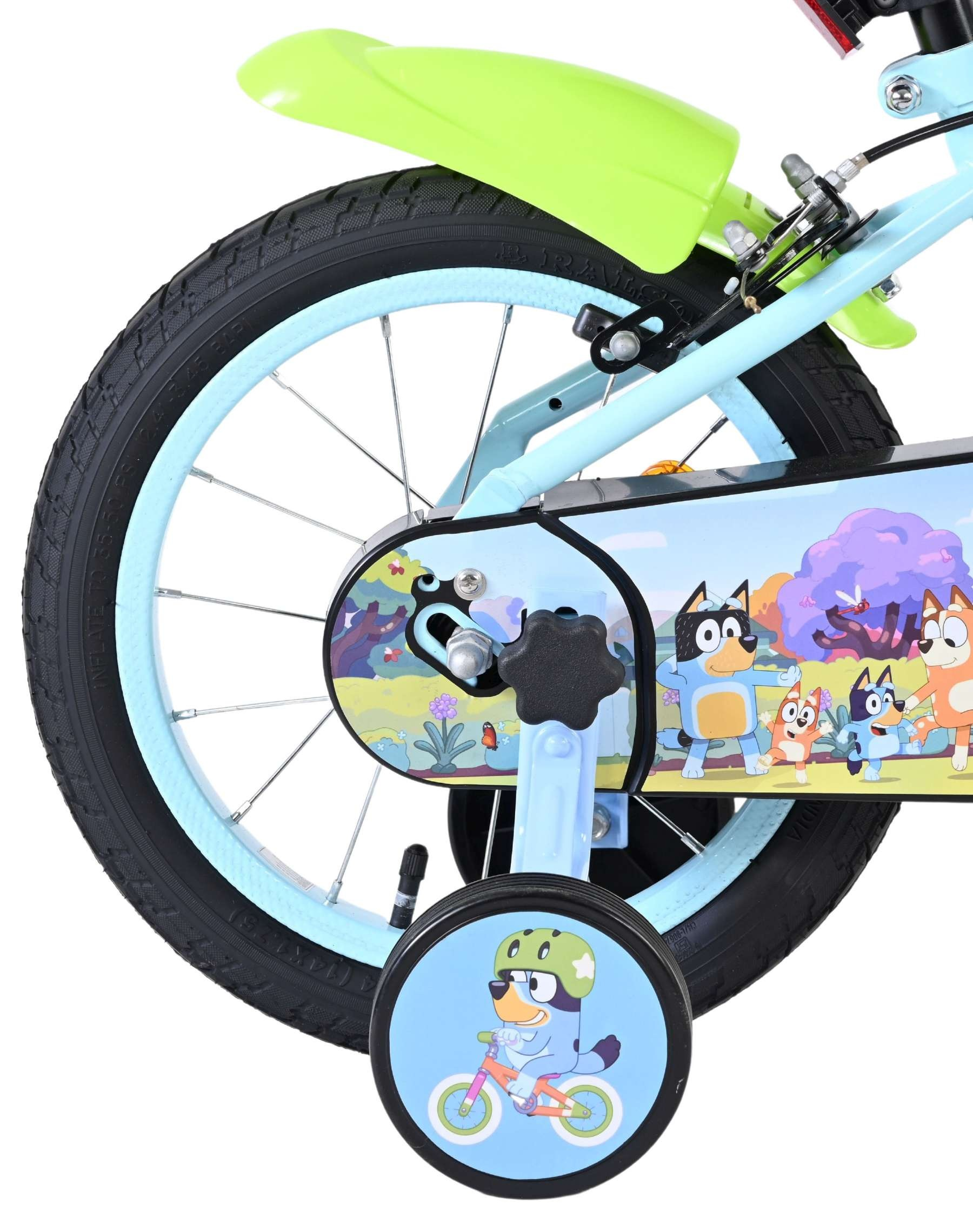 Ein blaues Kinderfahrrad mit Stützrädern und Bluey-Motiven.