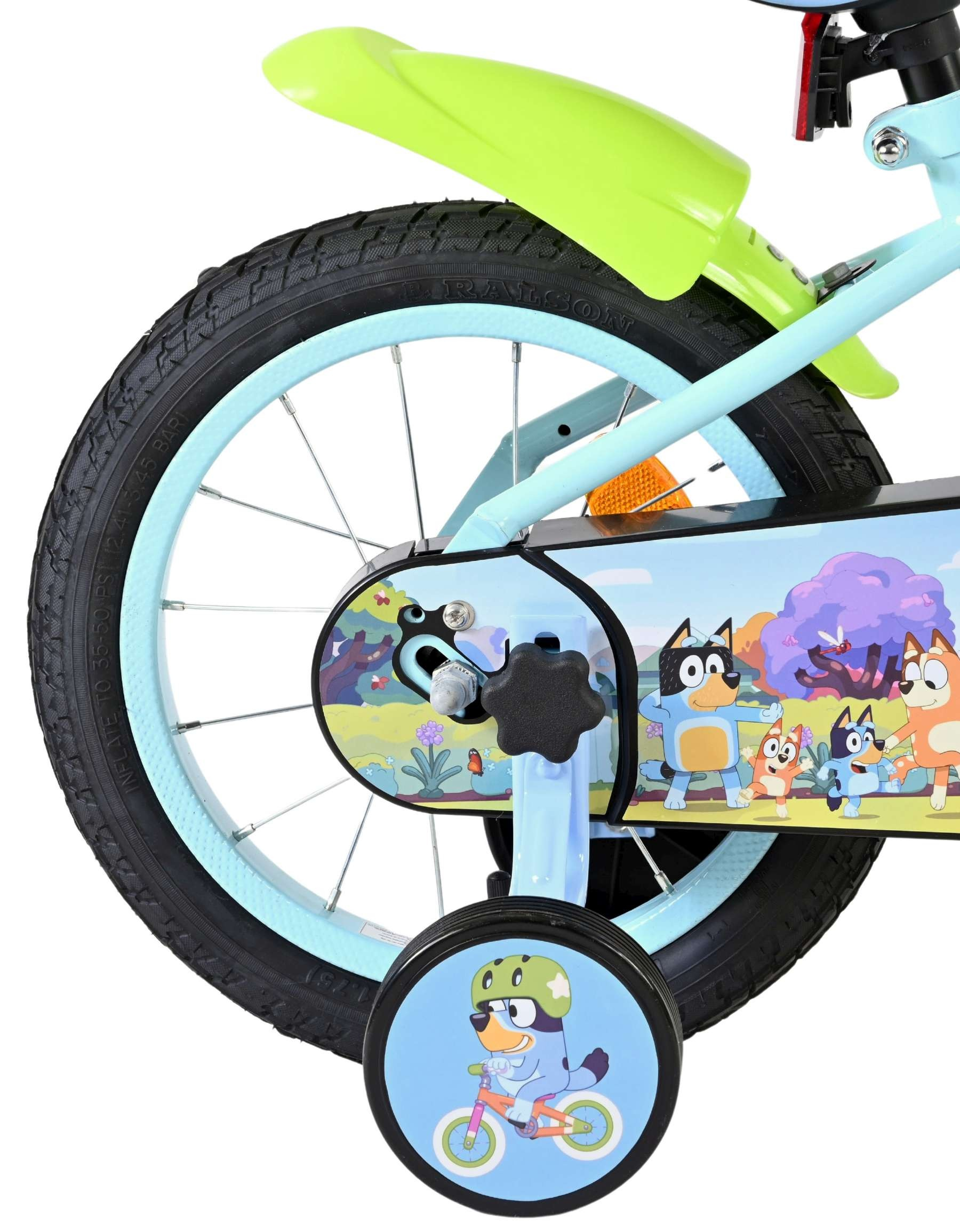Ein blaues Kinderfahrrad mit Stützrädern und Bluey-Aufklebern.
