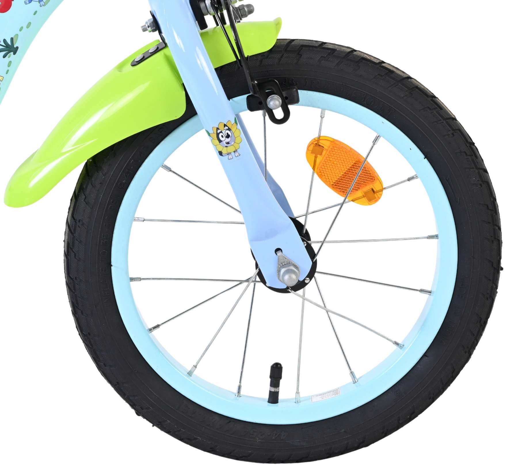 Ein blaues Fahrrad mit einem hellgrünen Schutzblech und einem Sonnenblumen-Aufkleber.
