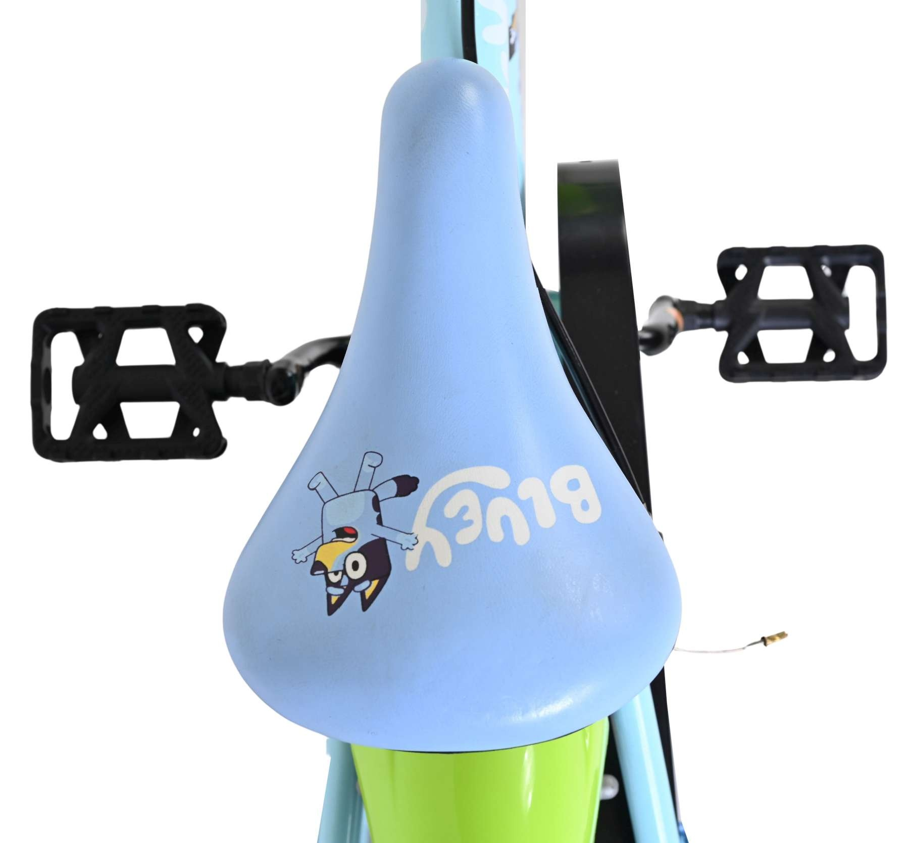 Ein blaues Fahrradsitz mit Bluey-Aufdruck und schwarzen Pedalen.
