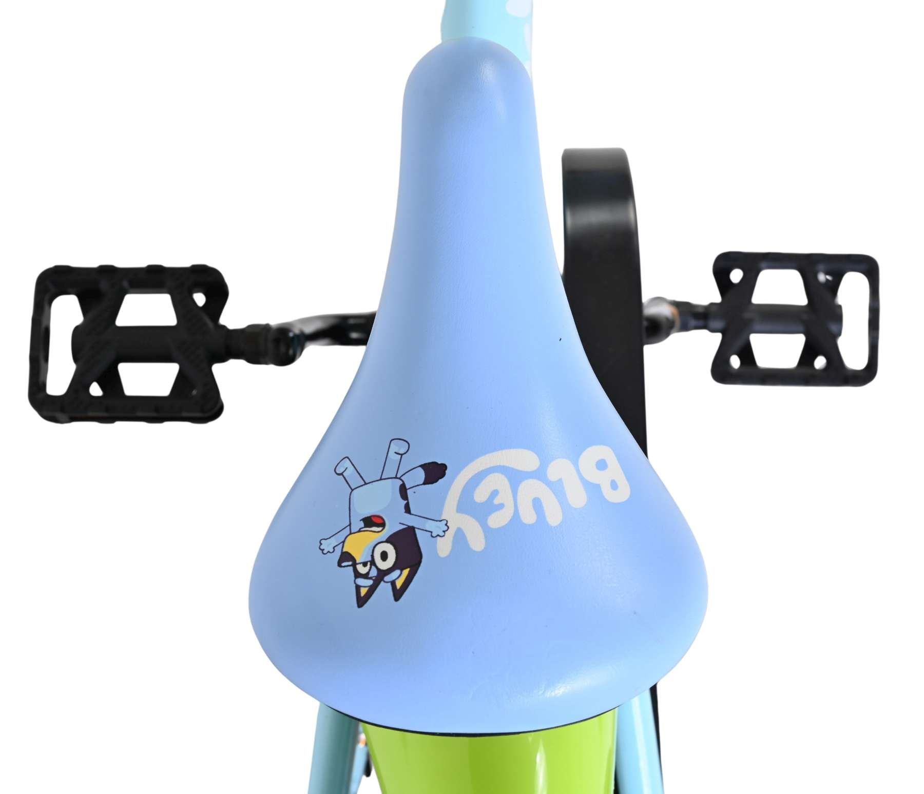 Hellblaue Fahrradsitz mit Bluey-Figur und Schriftzug, schwarze Pedale.