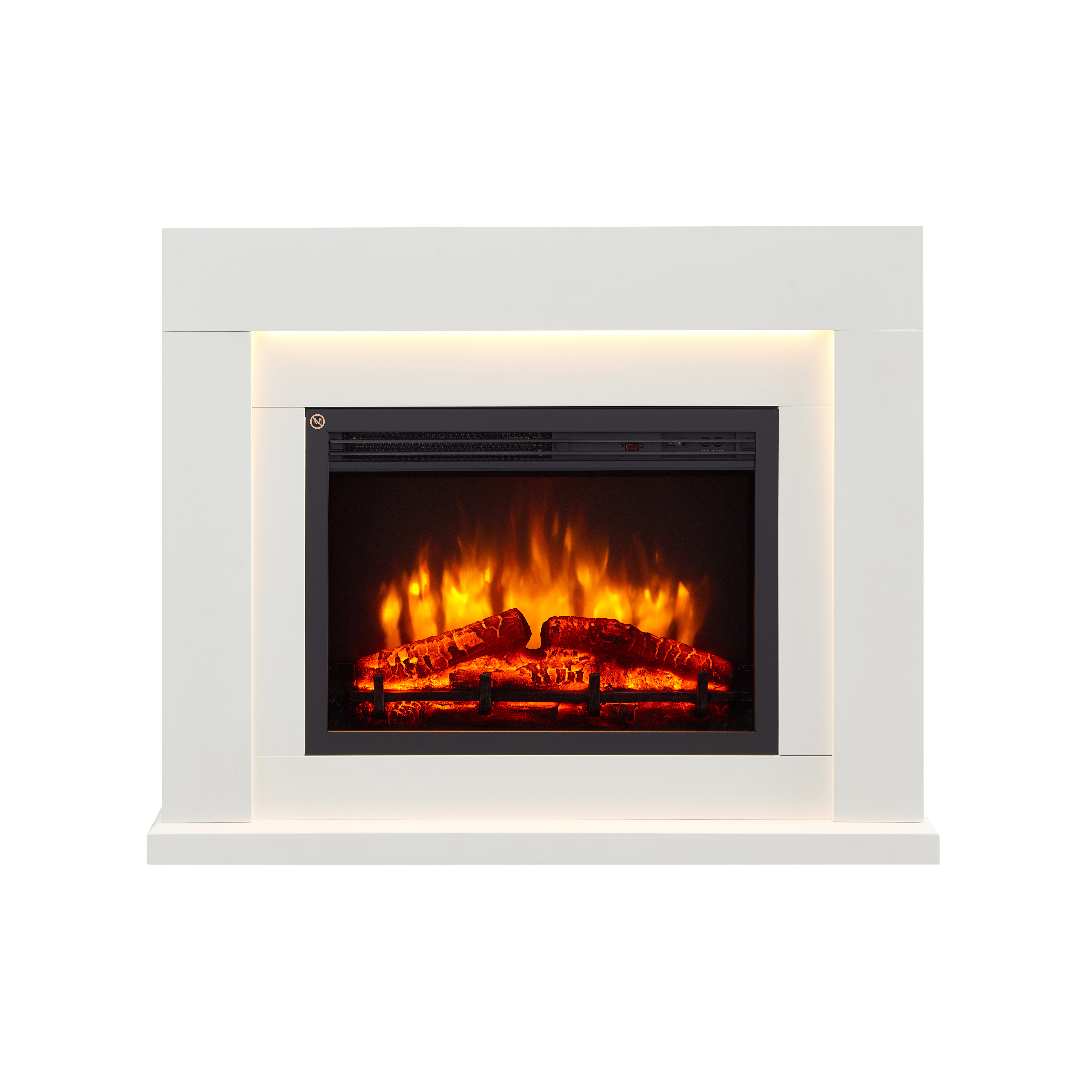 Ein weißer Kaminsims mit beleuchteten Holzscheiten und Flammen.