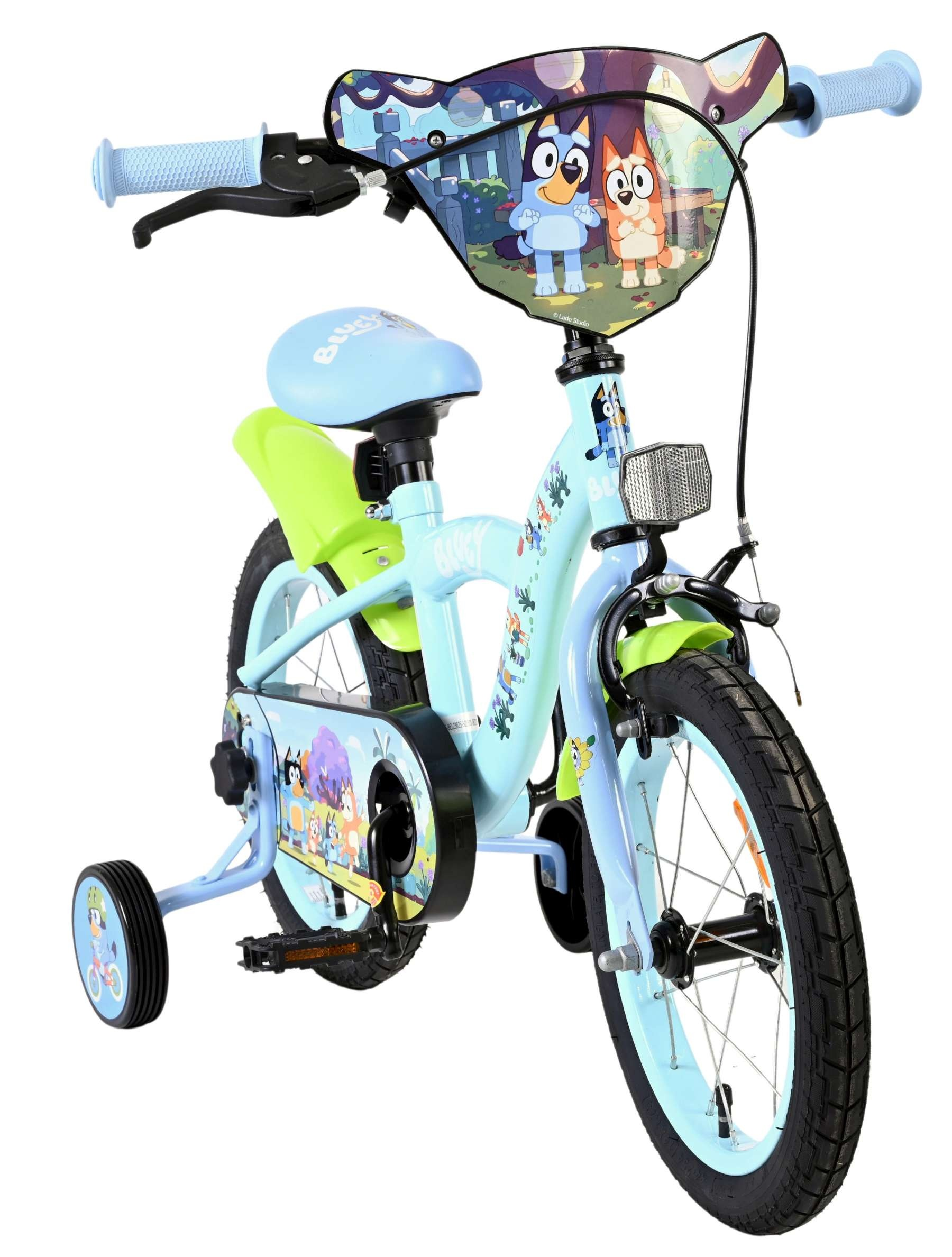 Ein blaues Kinderfahrrad mit Stützrädern und Bluey-Motiven.