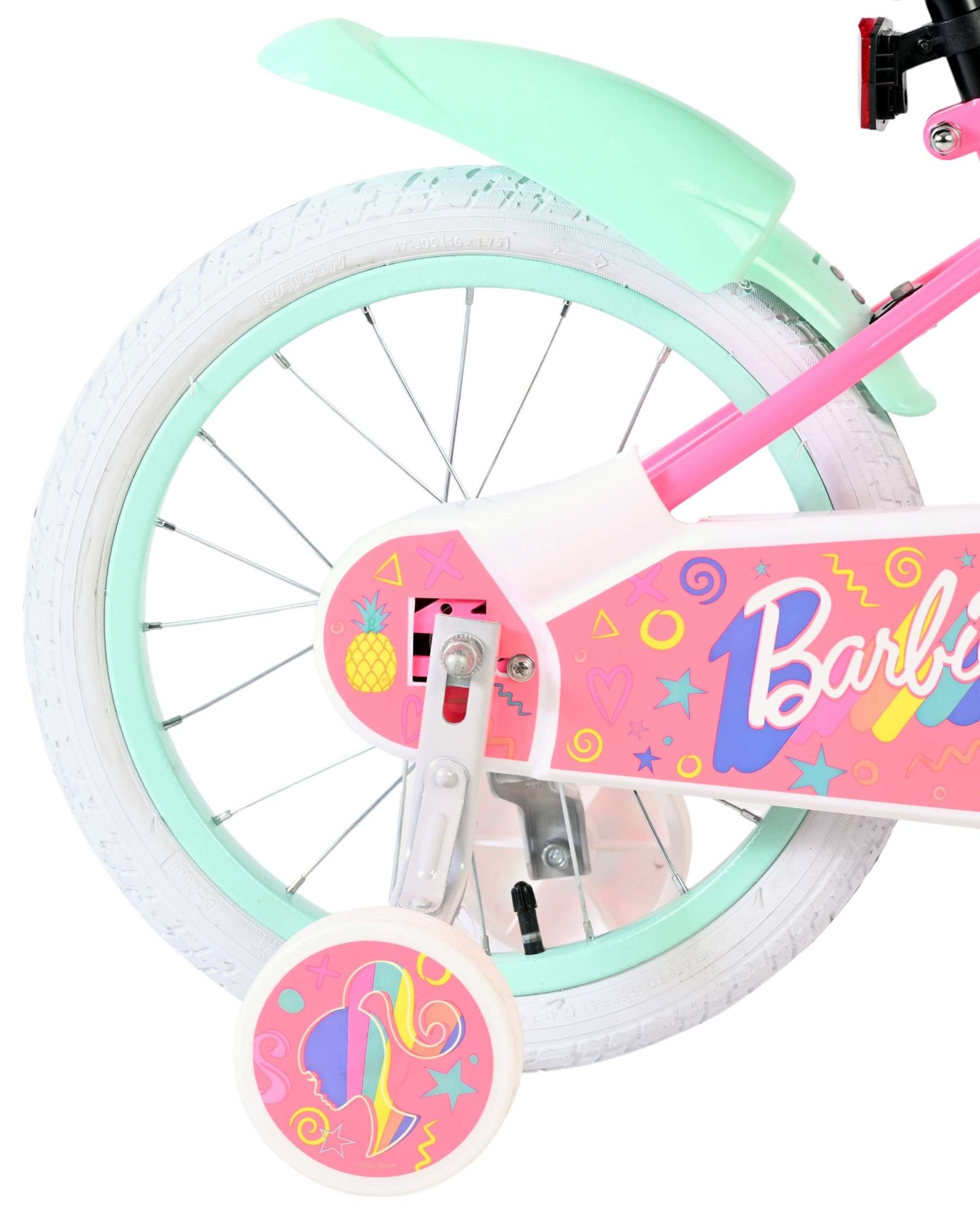 Rosa Barbie-Fahrrad mit mintgrünem Schutzblech und Stützrädern.