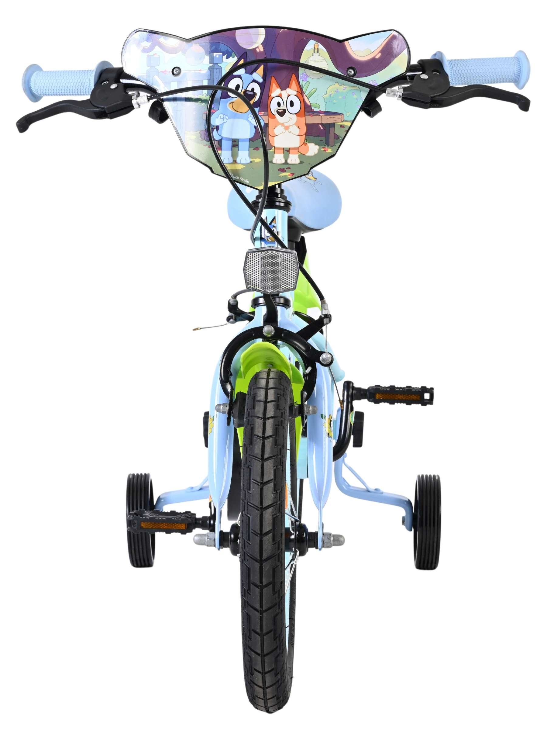 Ein blaues Kinderfahrrad mit Stützrädern und Bluey-Motiv auf dem Lenker.