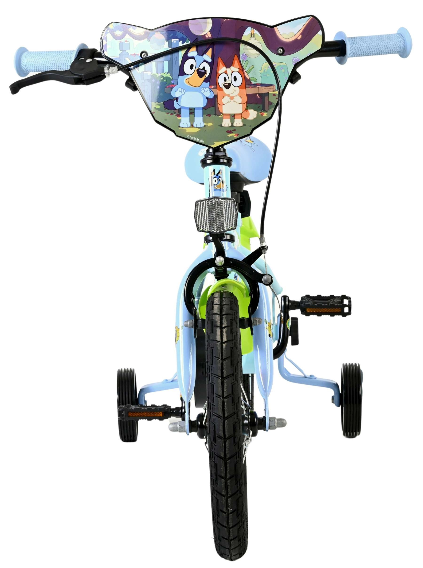 Ein blaues Kinderfahrrad mit Stützrädern, Lenker mit Bluey-Motiv und Reflektoren.