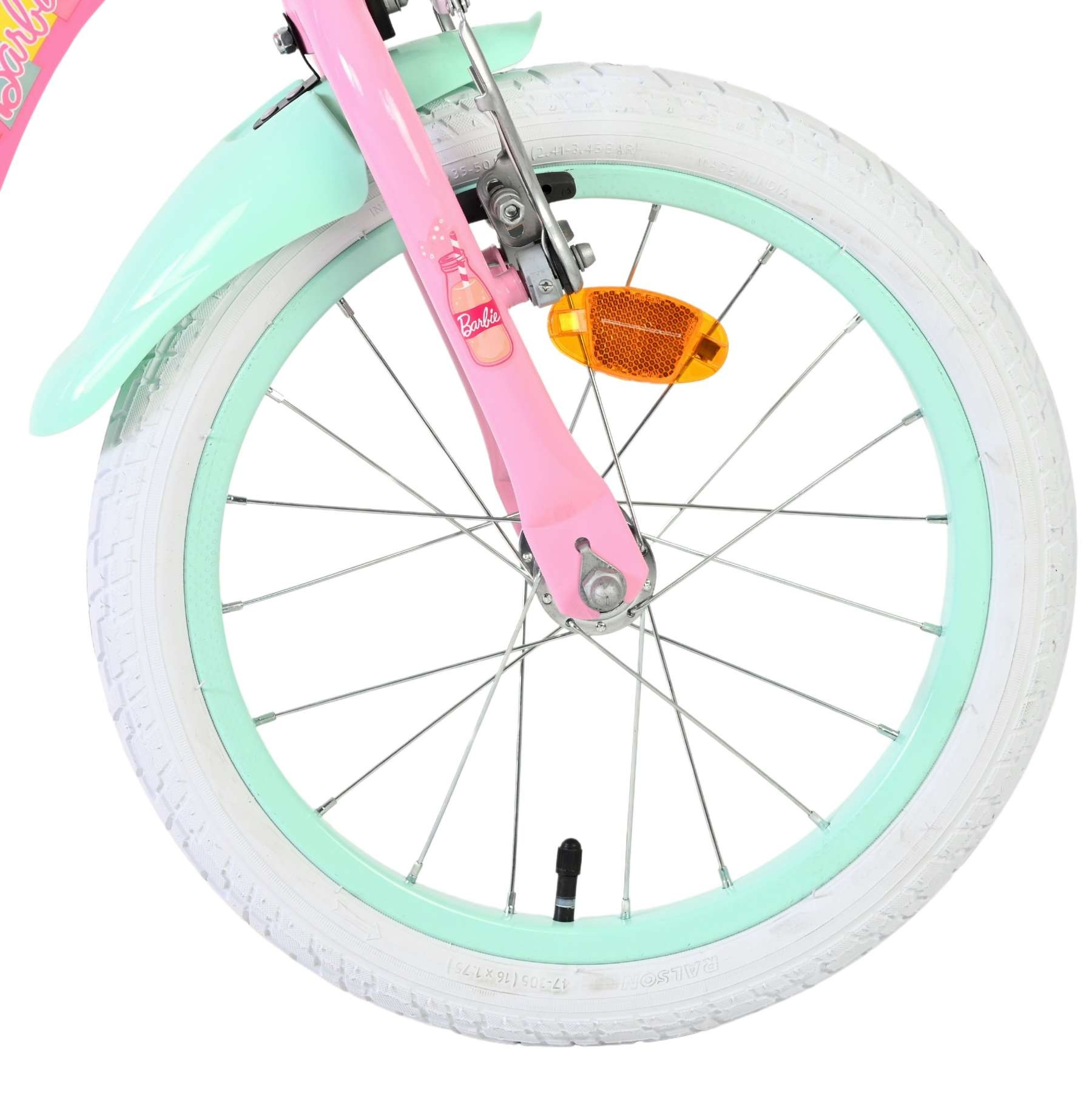 Vorderreifen eines rosa Barbie-Fahrrads mit mintgrünem Schutzblech und Speichen.