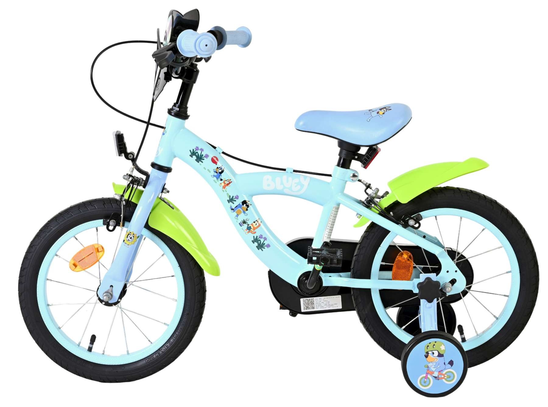 Ein hellblaues Kinderfahrrad mit grünen Schutzblechen und Bluey-Motiven.