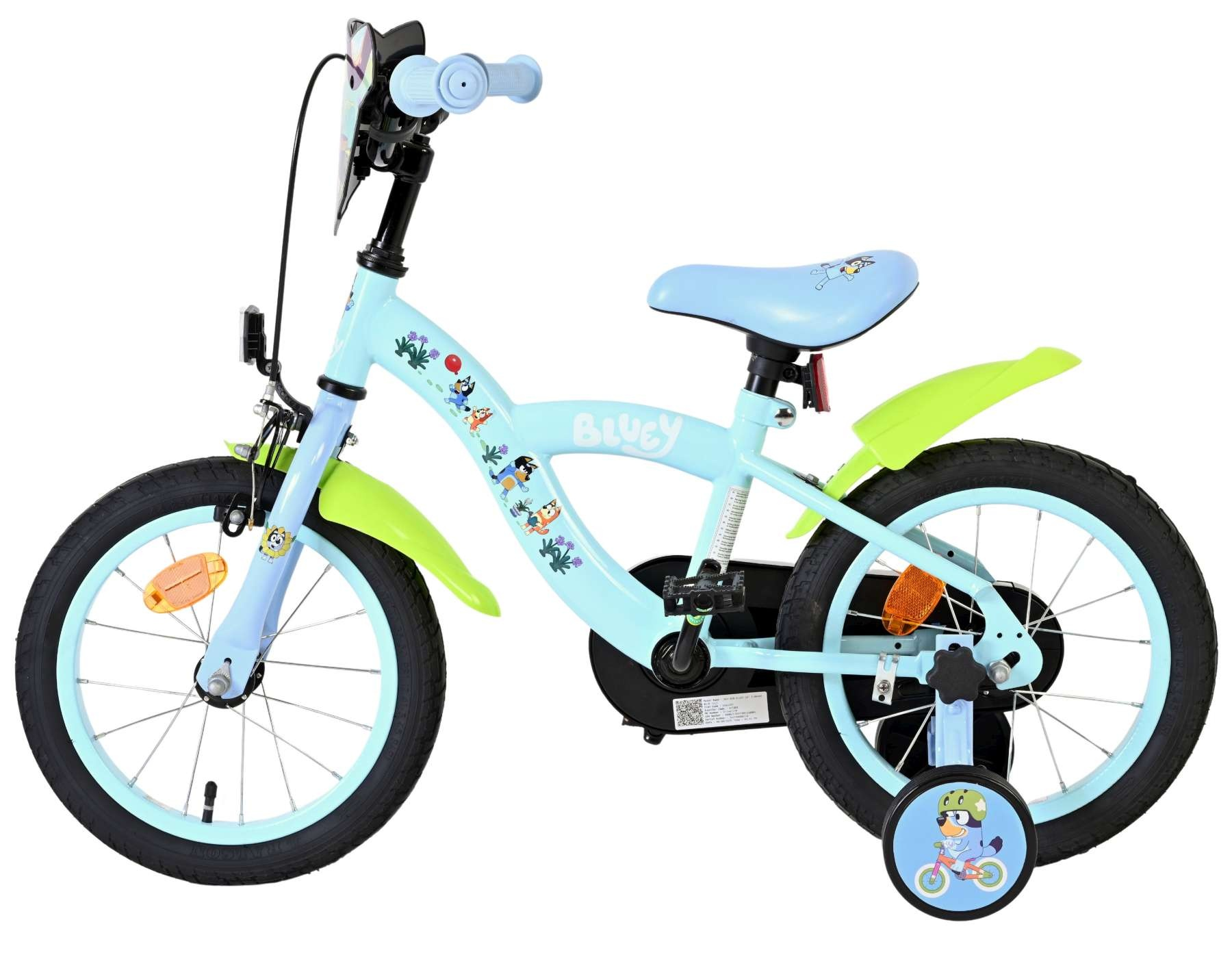 Ein hellblaues Kinderfahrrad mit Bluey-Figuren, grünen Schutzblechen und Stützrädern.