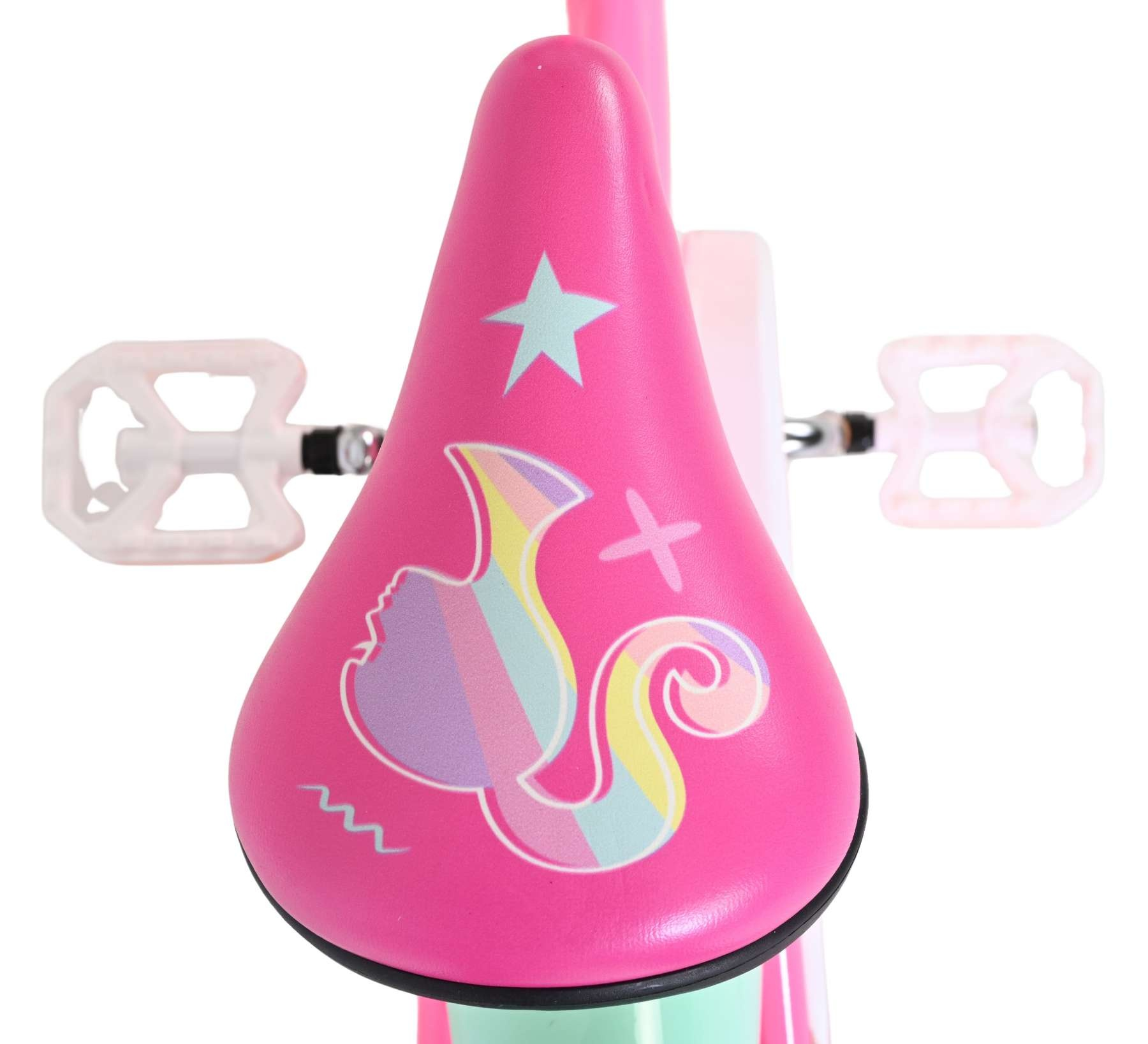 Ein rosa Fahrradsitz mit Sternen und einem Regenbogen-Einhorn-Motiv. Weiße Pedale sind sichtbar.