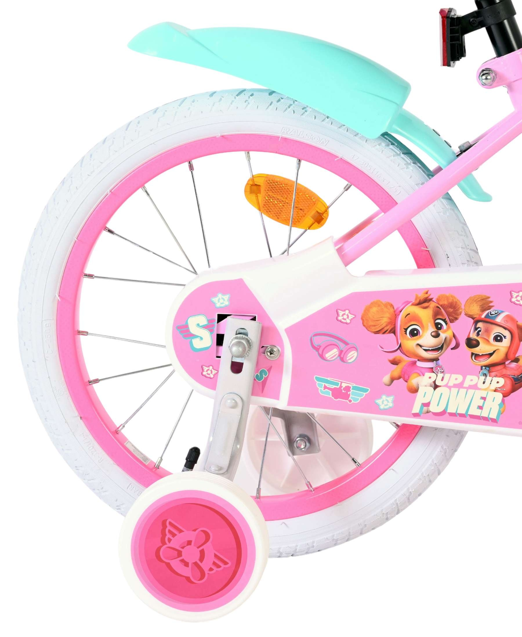 Nahaufnahme eines pinken Kinderfahrrads mit Stützrädern und Paw Patrol-Aufklebern.